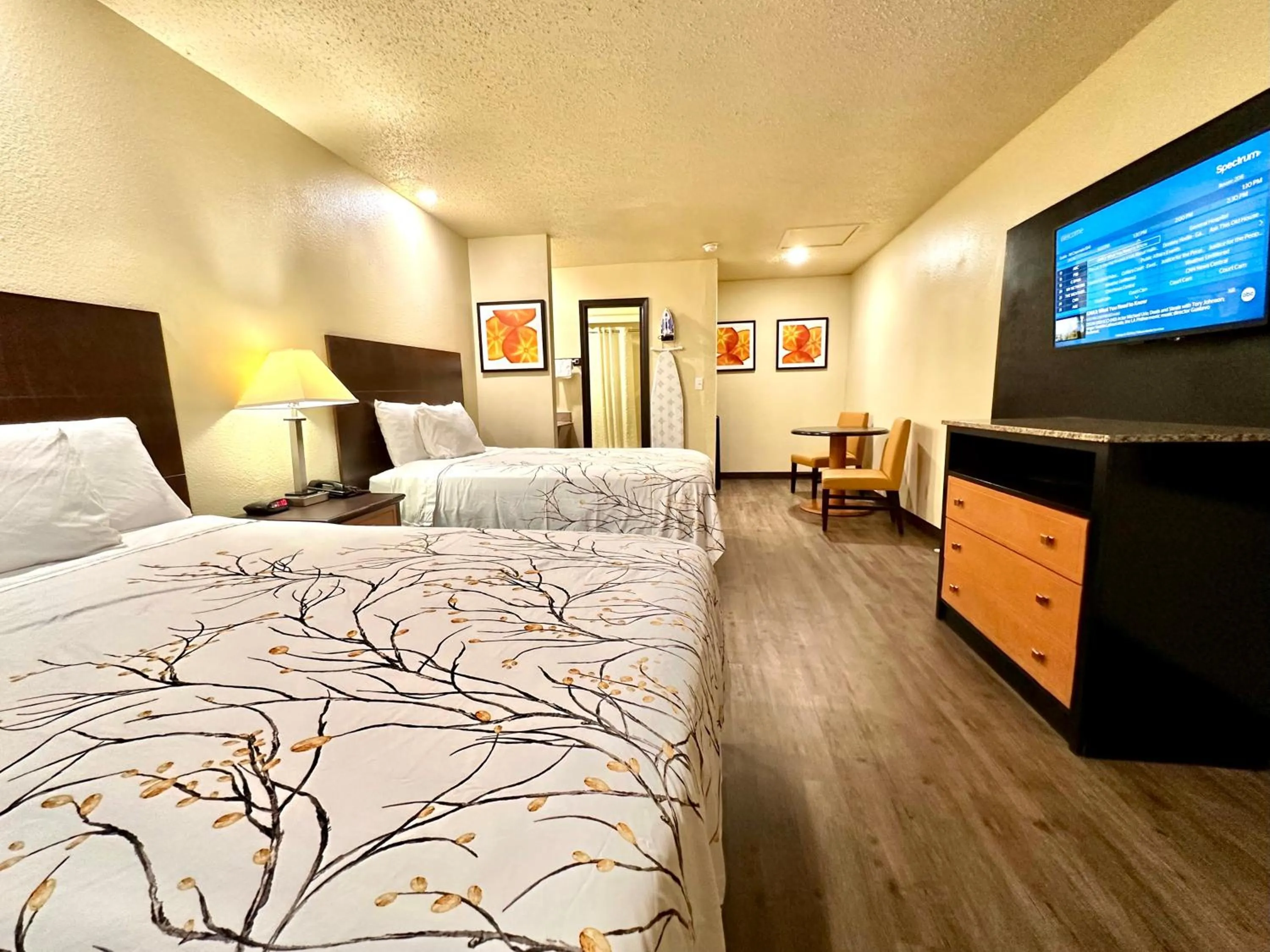 Bed in Travelers Inn Elizabeth City