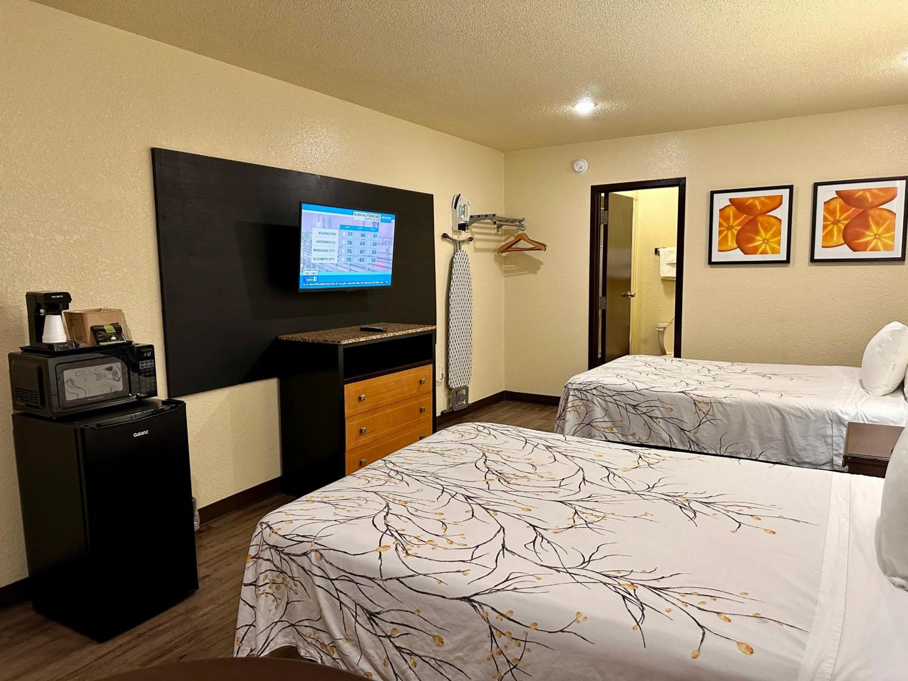 Bed in Travelers Inn Elizabeth City