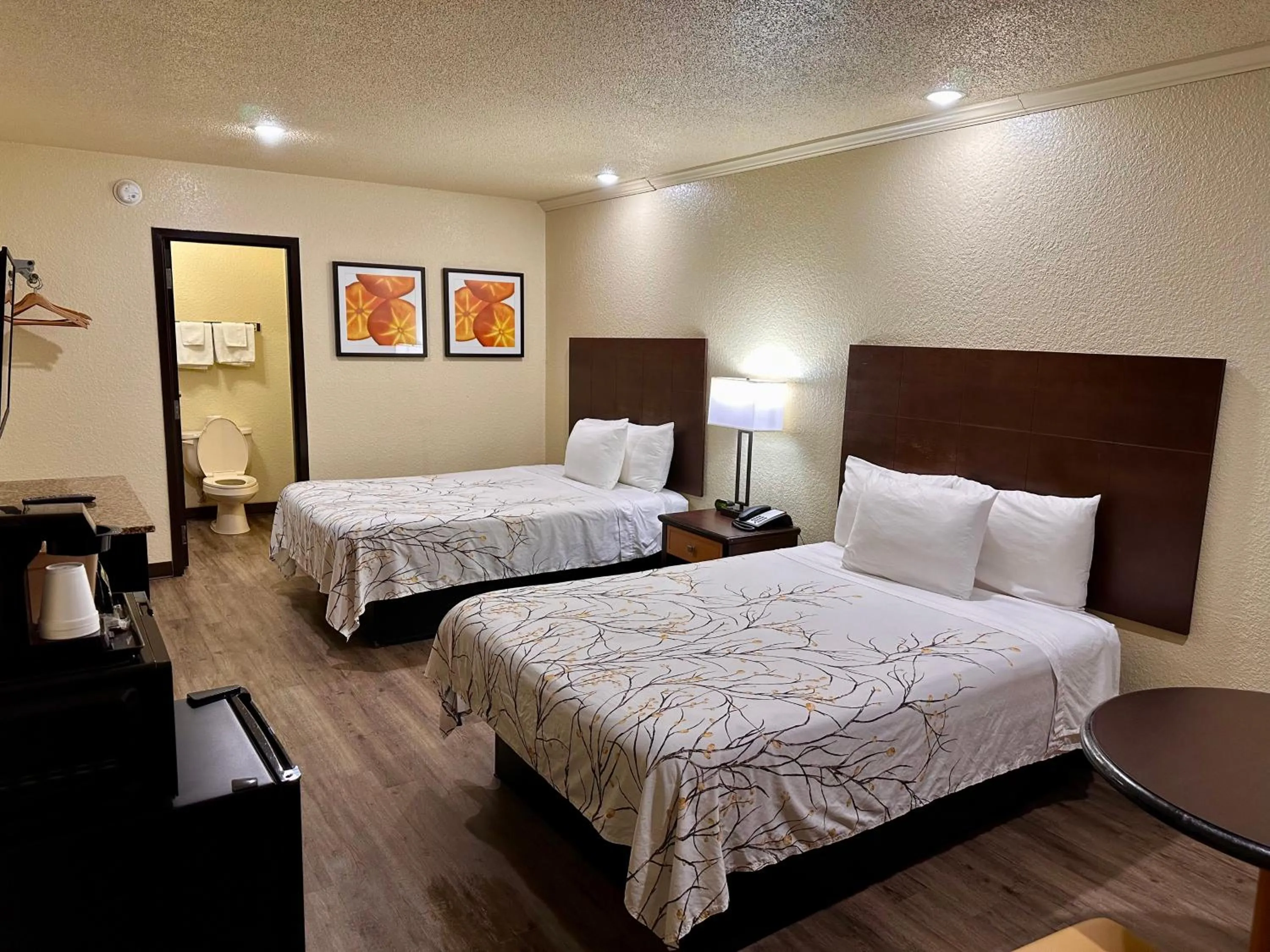 Bed in Travelers Inn Elizabeth City