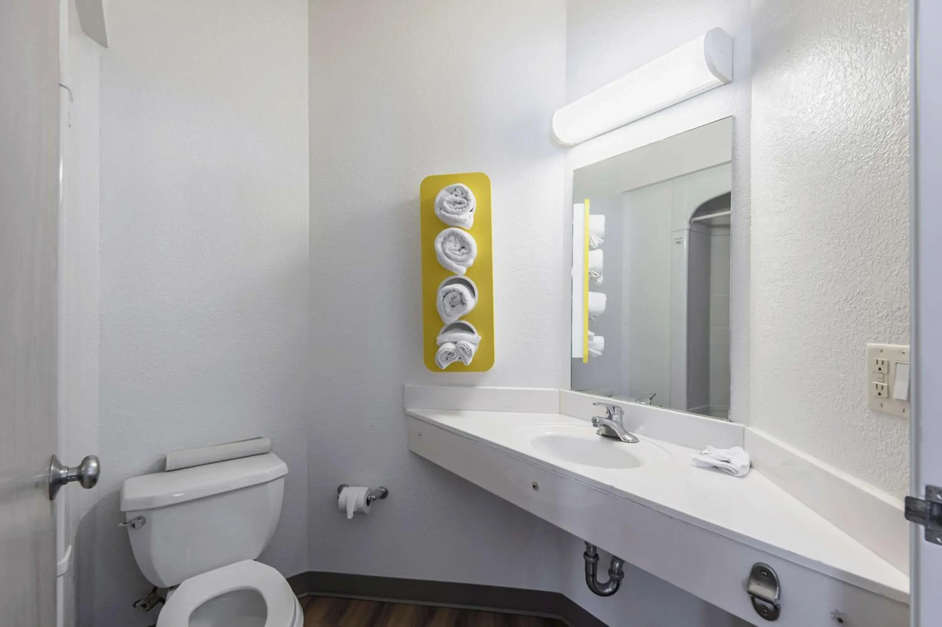 Deluxe Quadruple Room - Smoking in Motel 6-Junction City, KS Deluxe Quadruple Room - Smoking in Motel 6-Junction City, KS