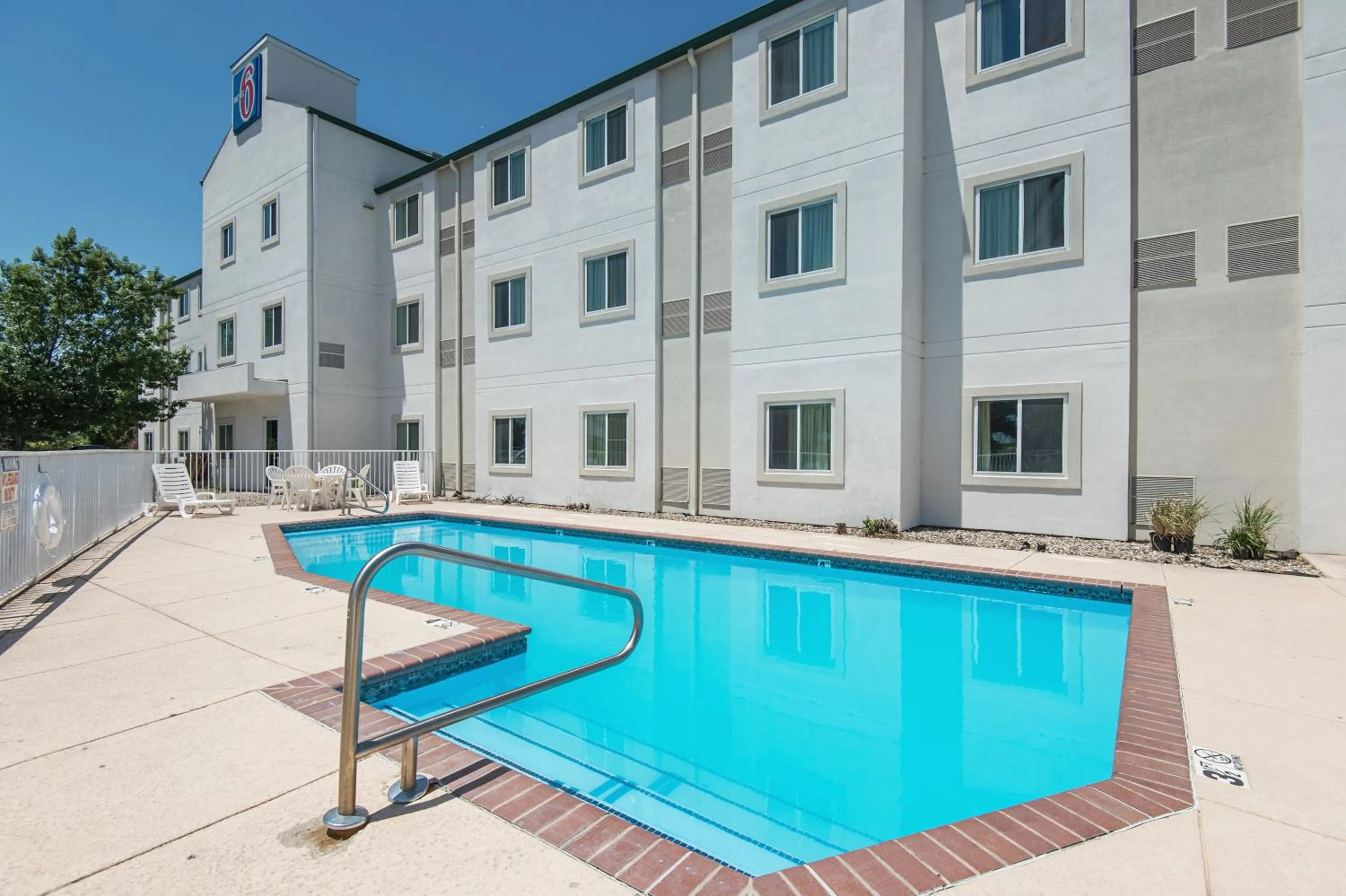 Swimming pool in Motel 6-Junction City, KS