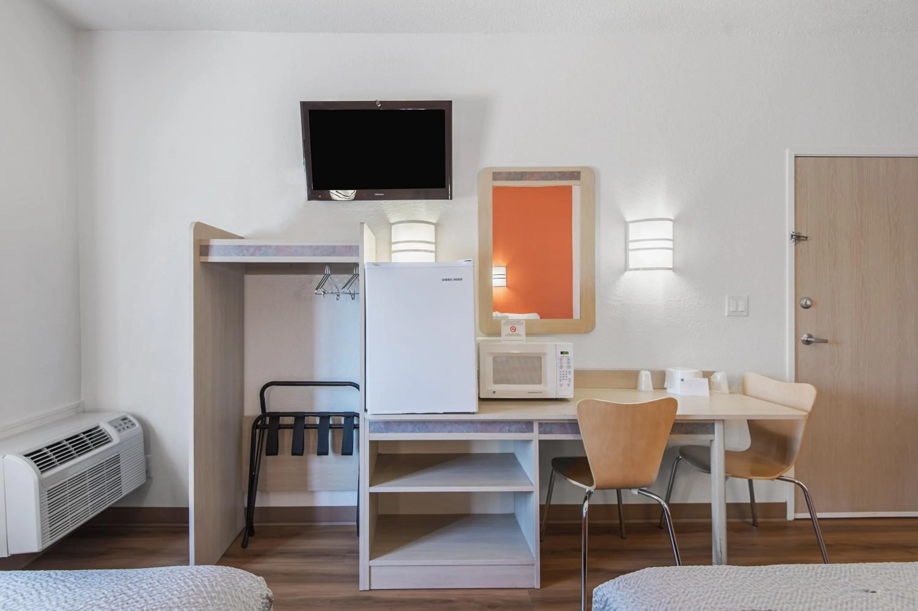 Bedroom in Motel 6-Junction City, KS