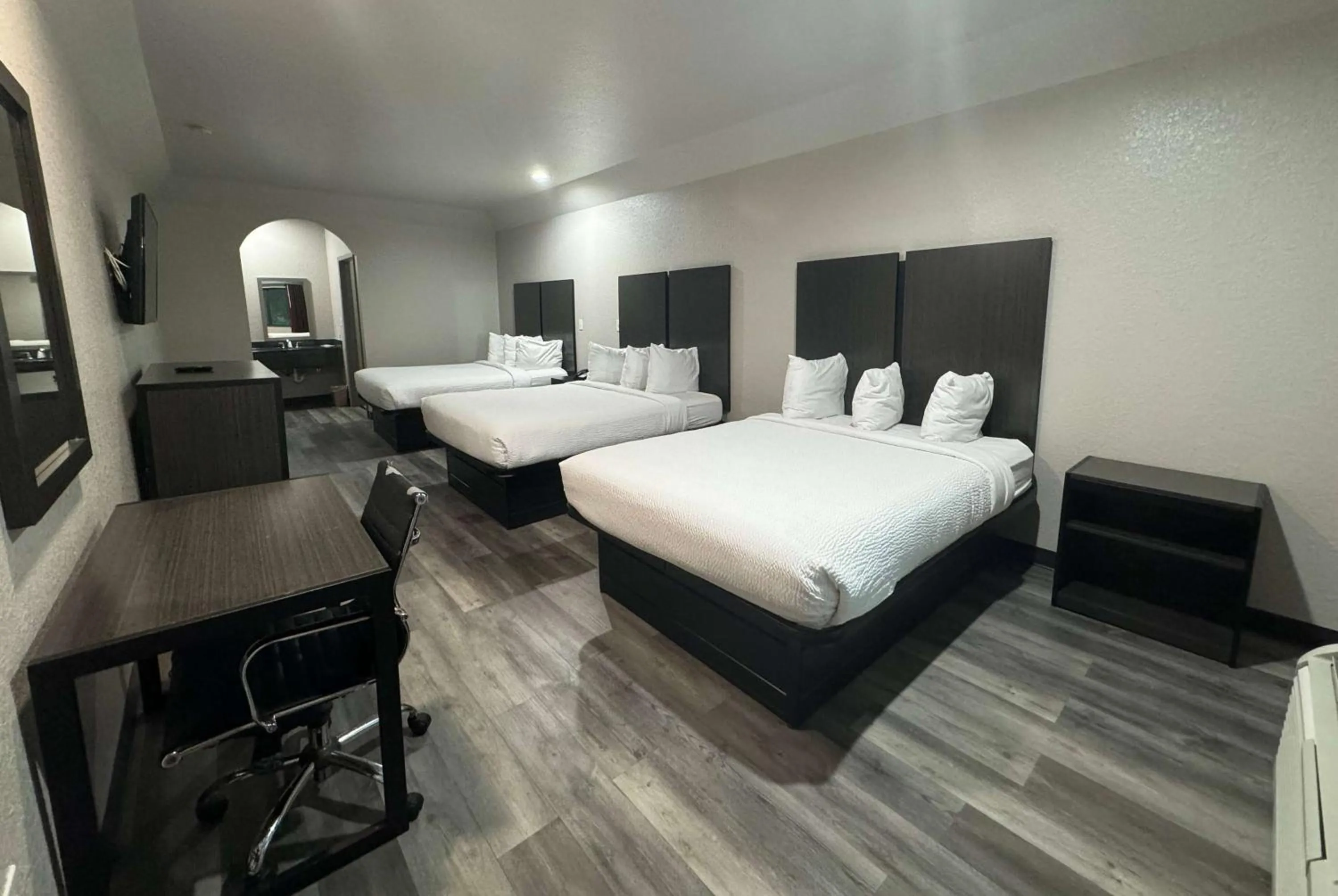 Photo of the whole room, Bed in Days Inn by Wyndham Dickinson TX