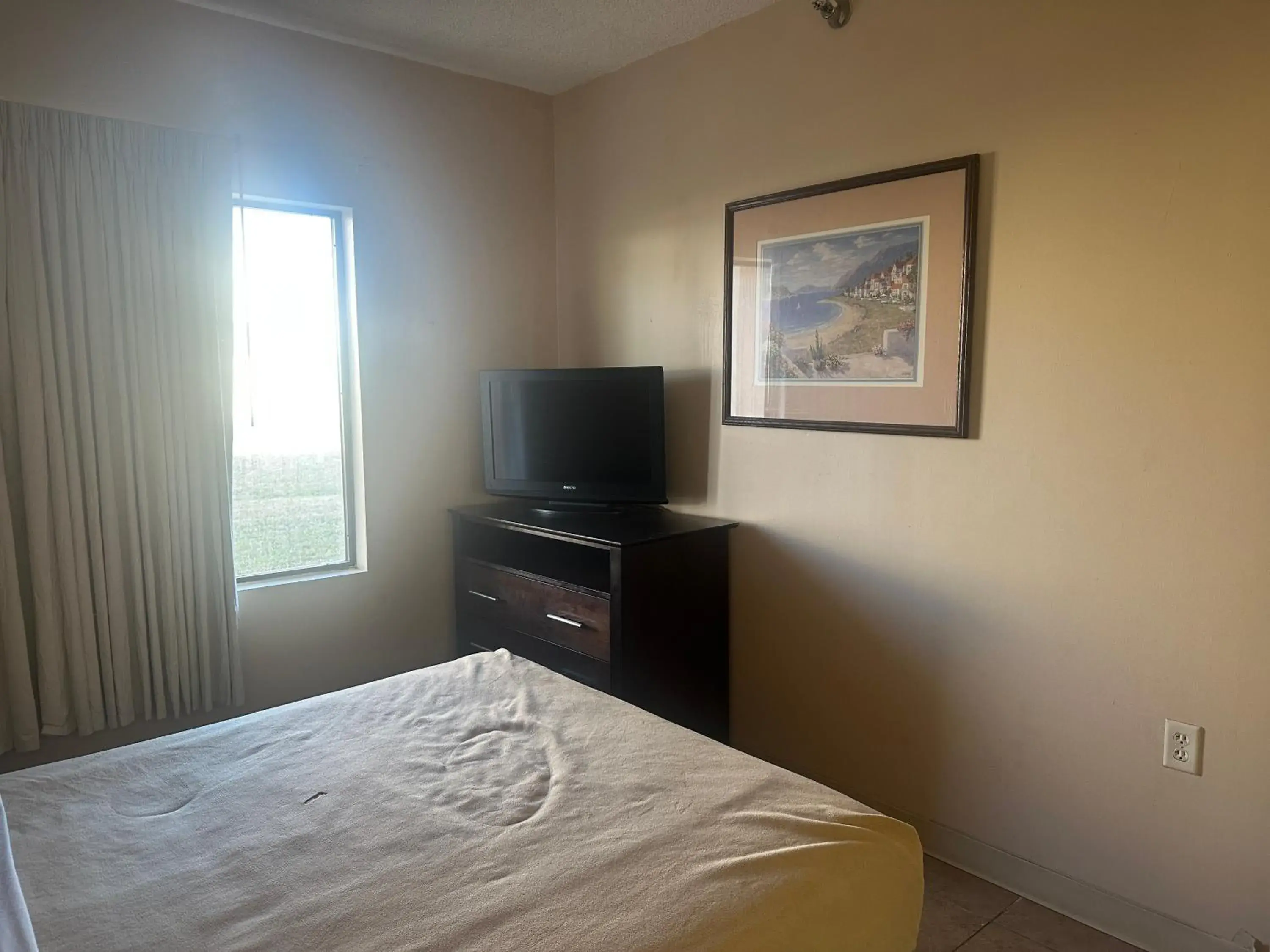 Queen Bed Suite with Kitchenette Non Smoking in Guest Cottage & Suites By OYO Brunswick-Golden Isles Queen Bed Suite with Kitchenette Non Smoking in Guest Cottage & Suites By OYO Brunswick-Golden Isles