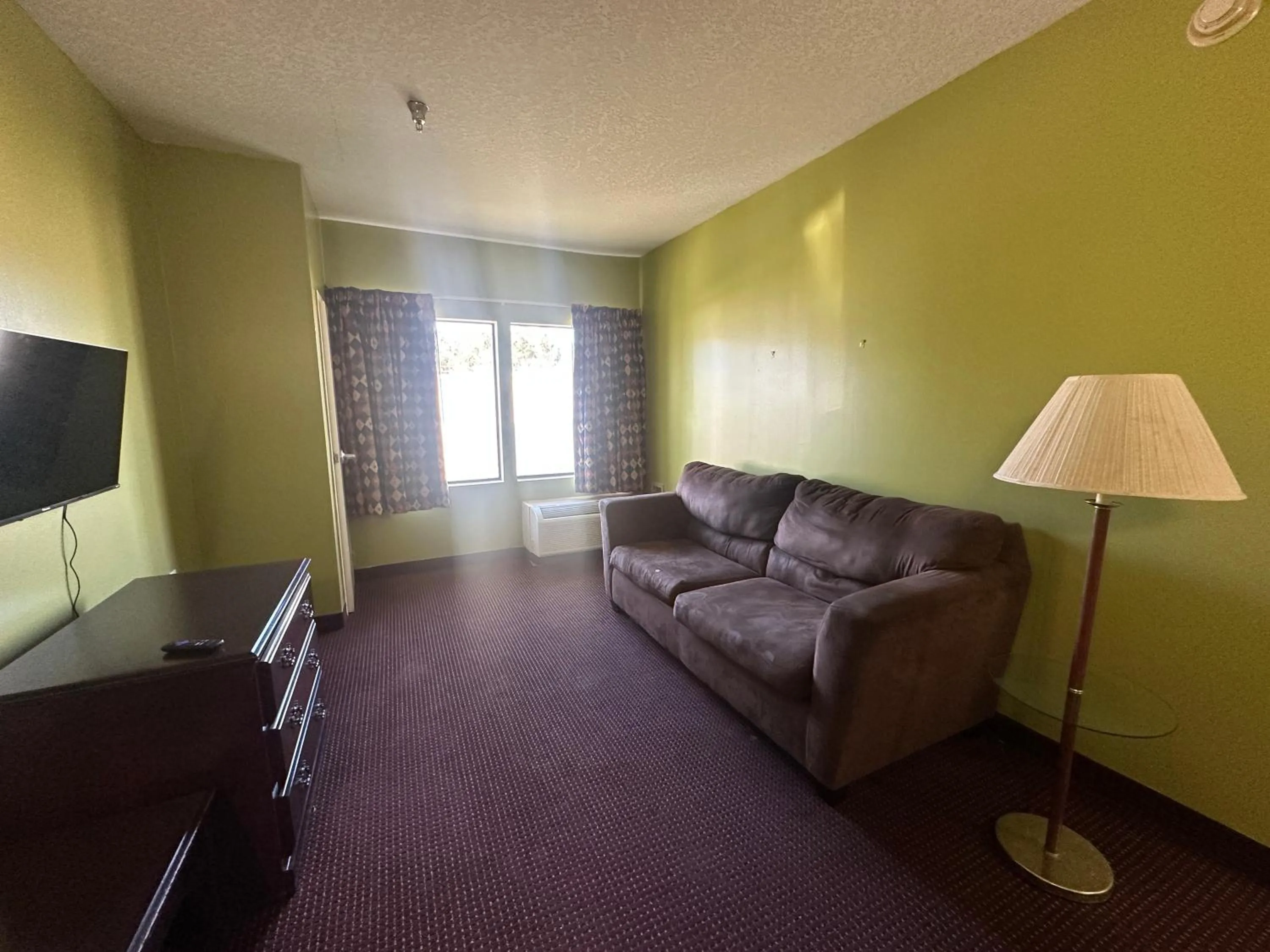 Seating area in Guest Cottage & Suites By OYO Brunswick-Golden Isles