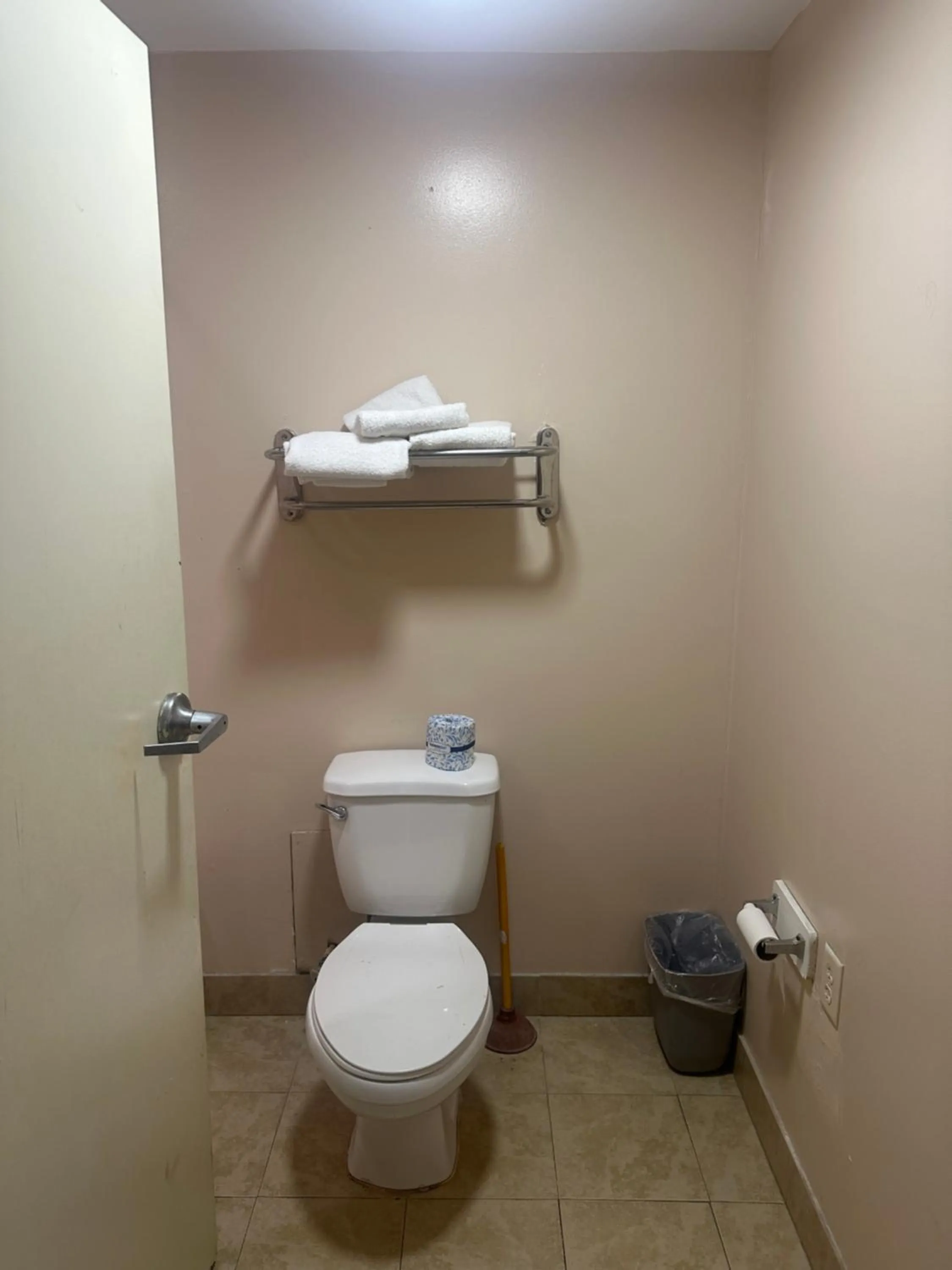 Bathroom in Guest Cottage & Suites By OYO Brunswick-Golden Isles