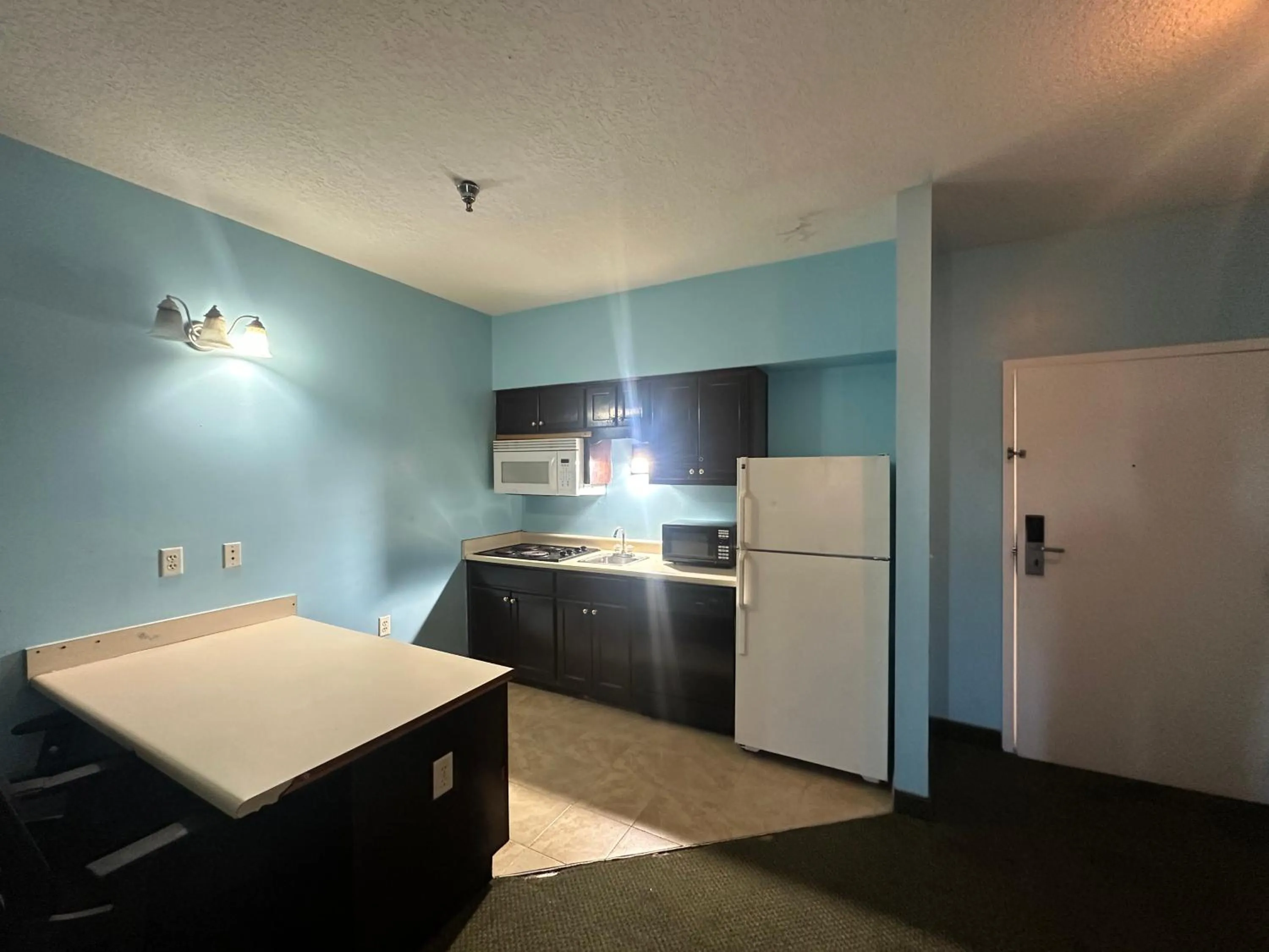 Kitchen or kitchenette in Guest Cottage & Suites By OYO Brunswick-Golden Isles