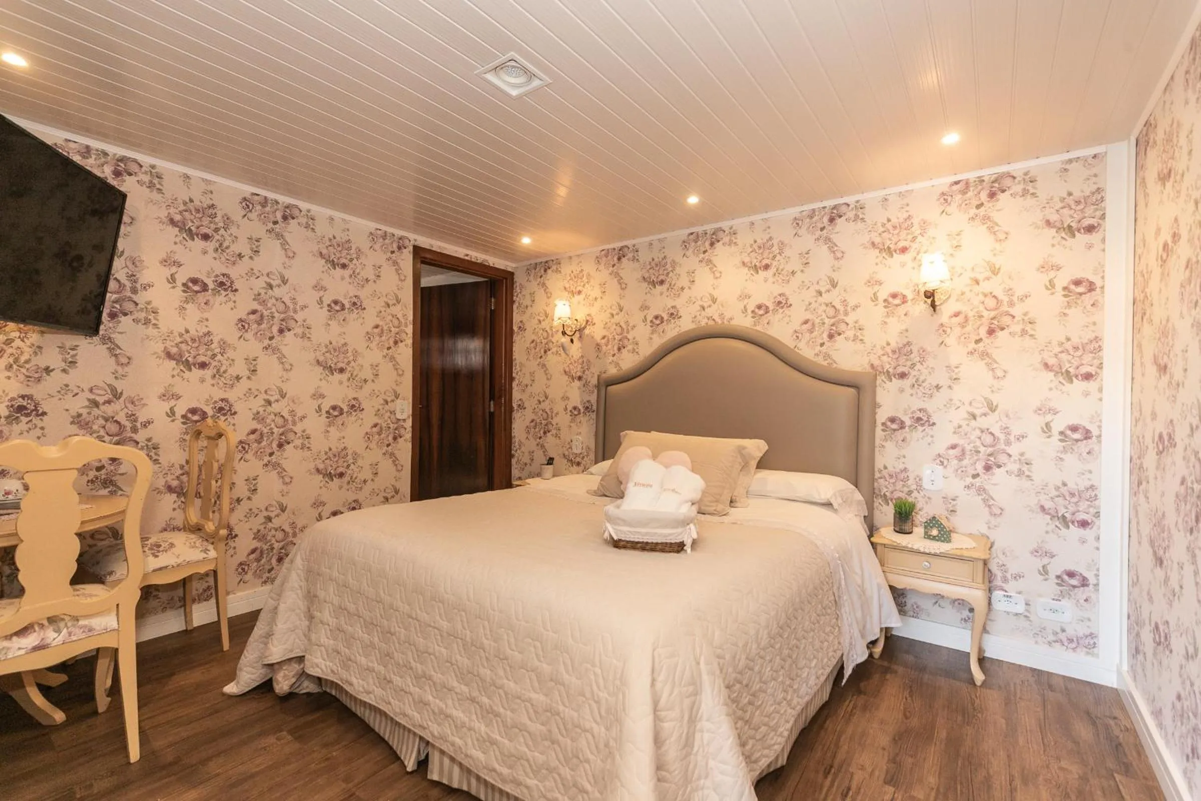 Photo of the whole room, Bed in Pousada Jardon Campos do Jordão - Exclusiva para Adultos