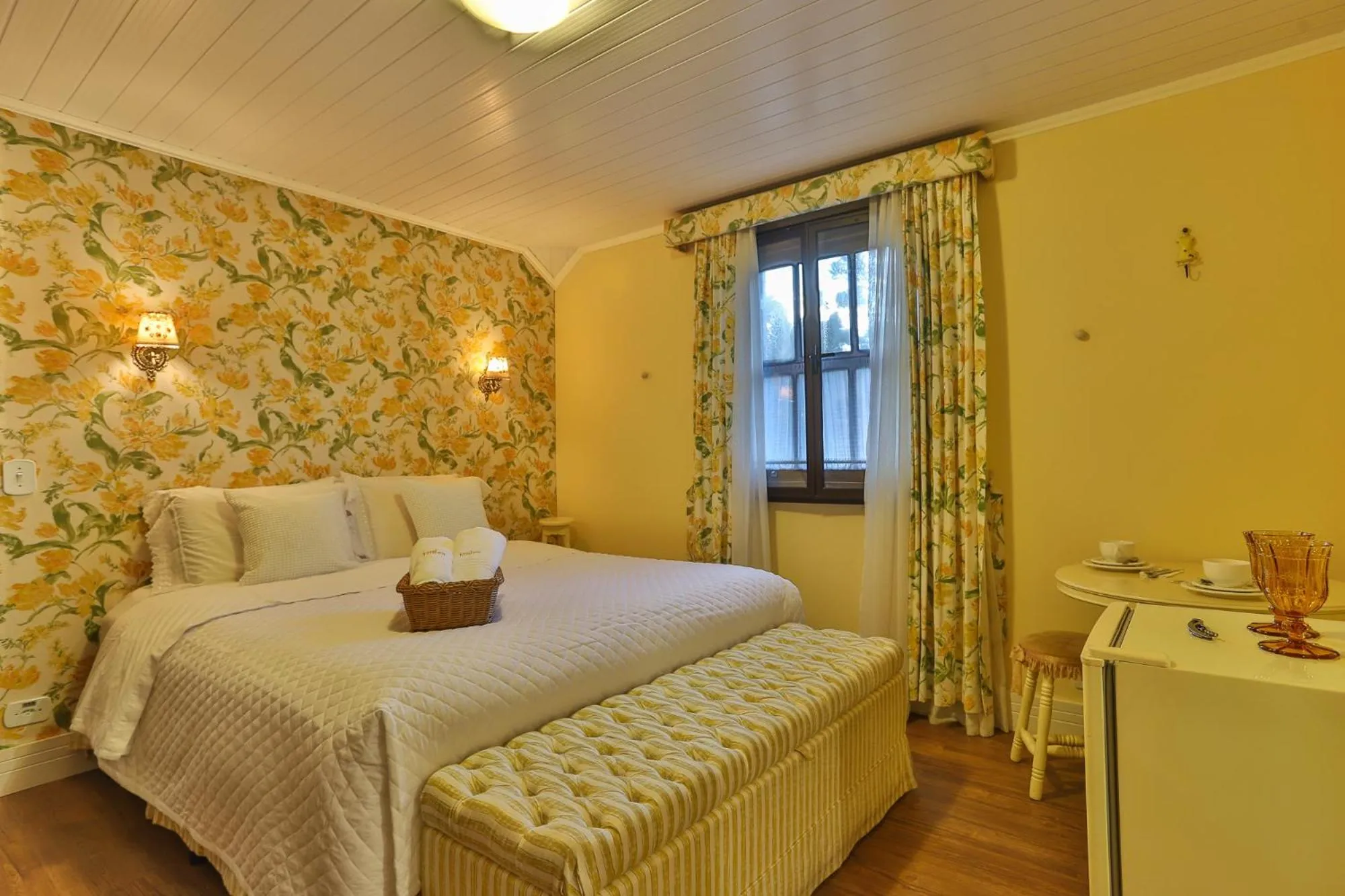 Photo of the whole room, Bed in Pousada Jardon Campos do Jordão - Exclusiva para Adultos