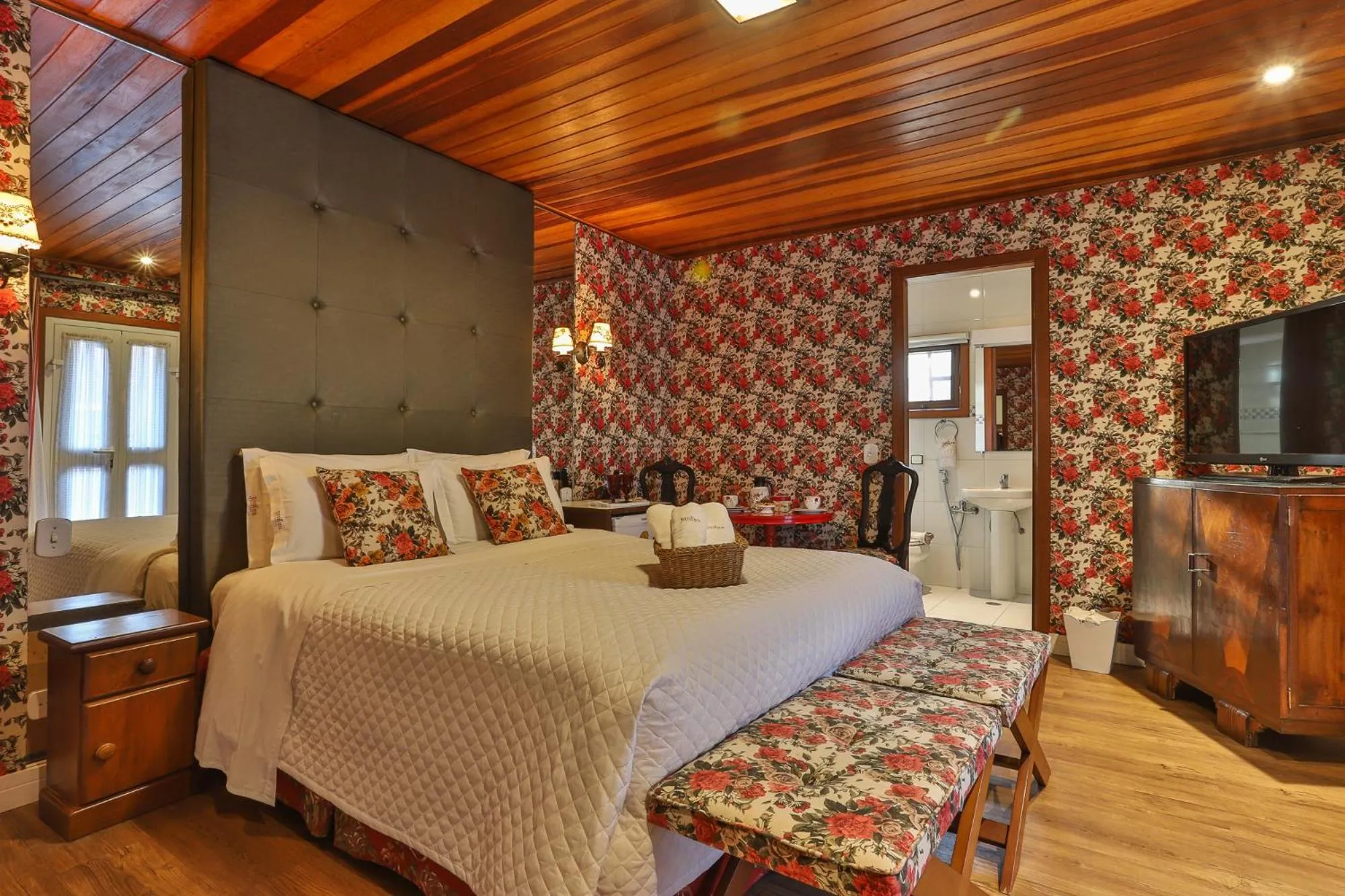 Photo of the whole room, Bed in Pousada Jardon Campos do Jordão - Exclusiva para Adultos