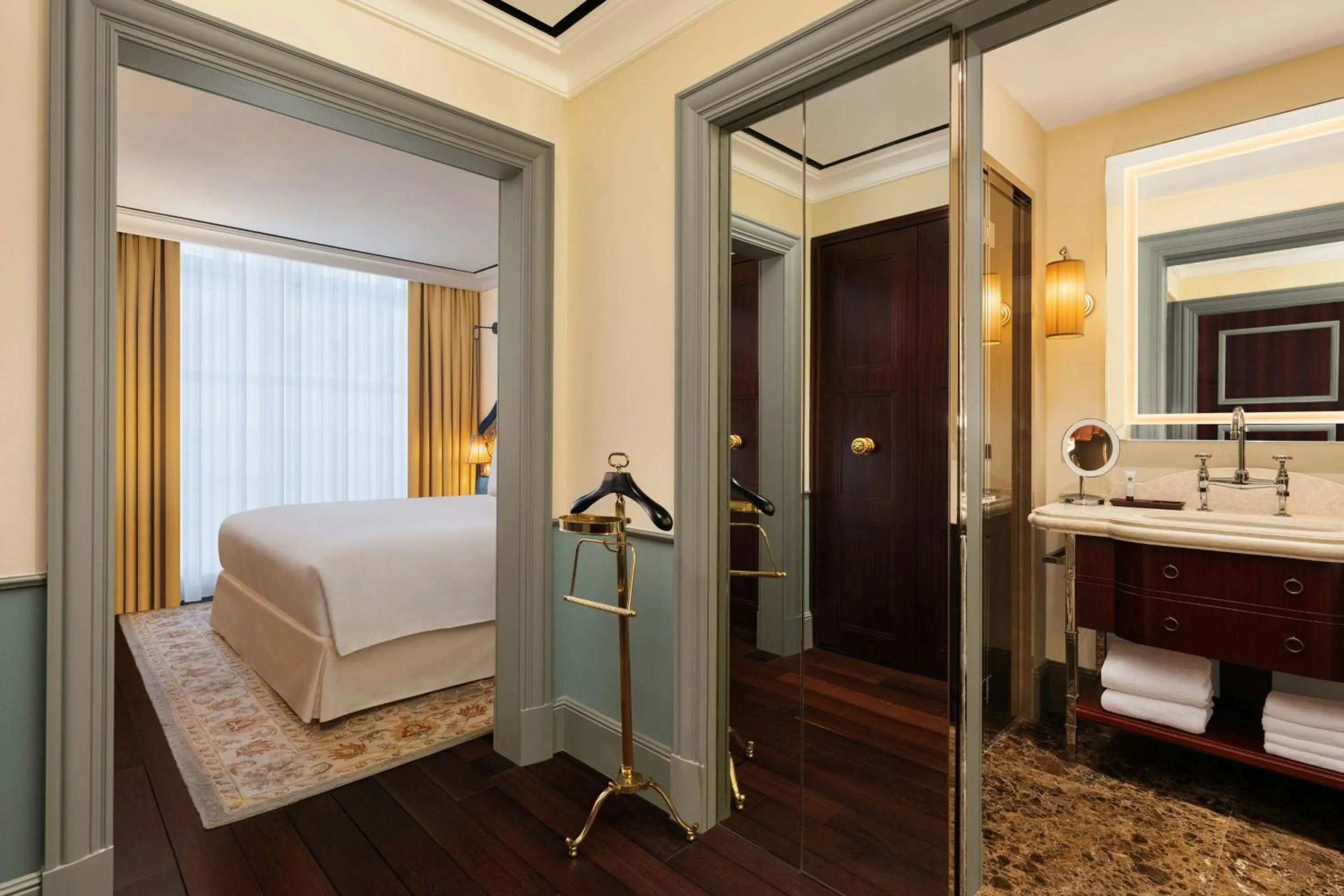 Bathroom, Bed in Maxwell Reserve Singapore, Autograph Collection