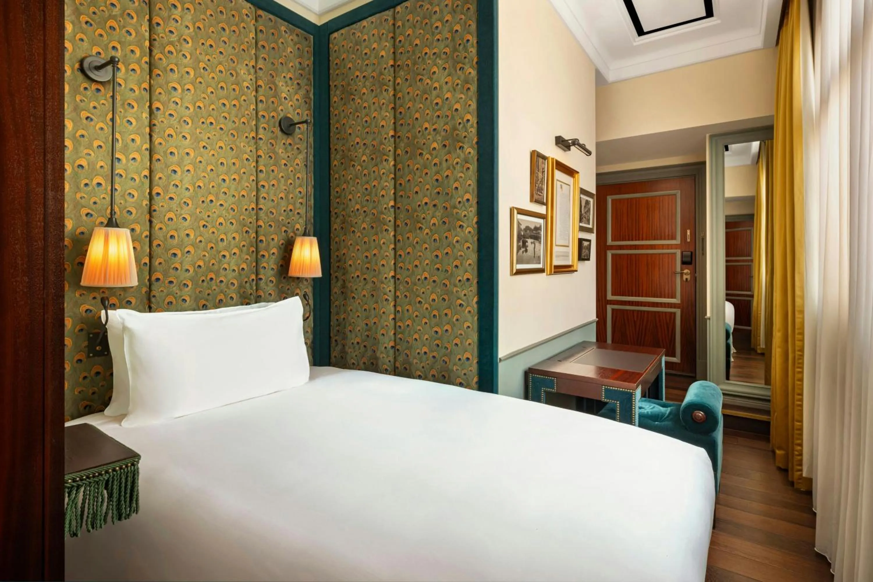 Photo of the whole room, Bed in Maxwell Reserve Singapore, Autograph Collection