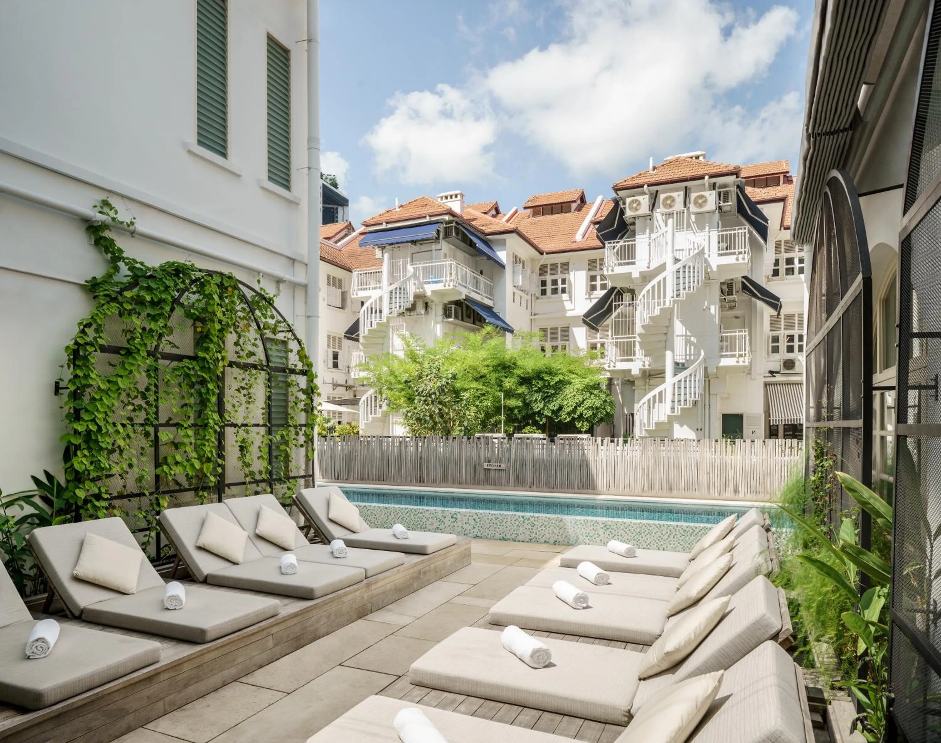 Swimming pool in Maxwell Reserve Singapore, Autograph Collection