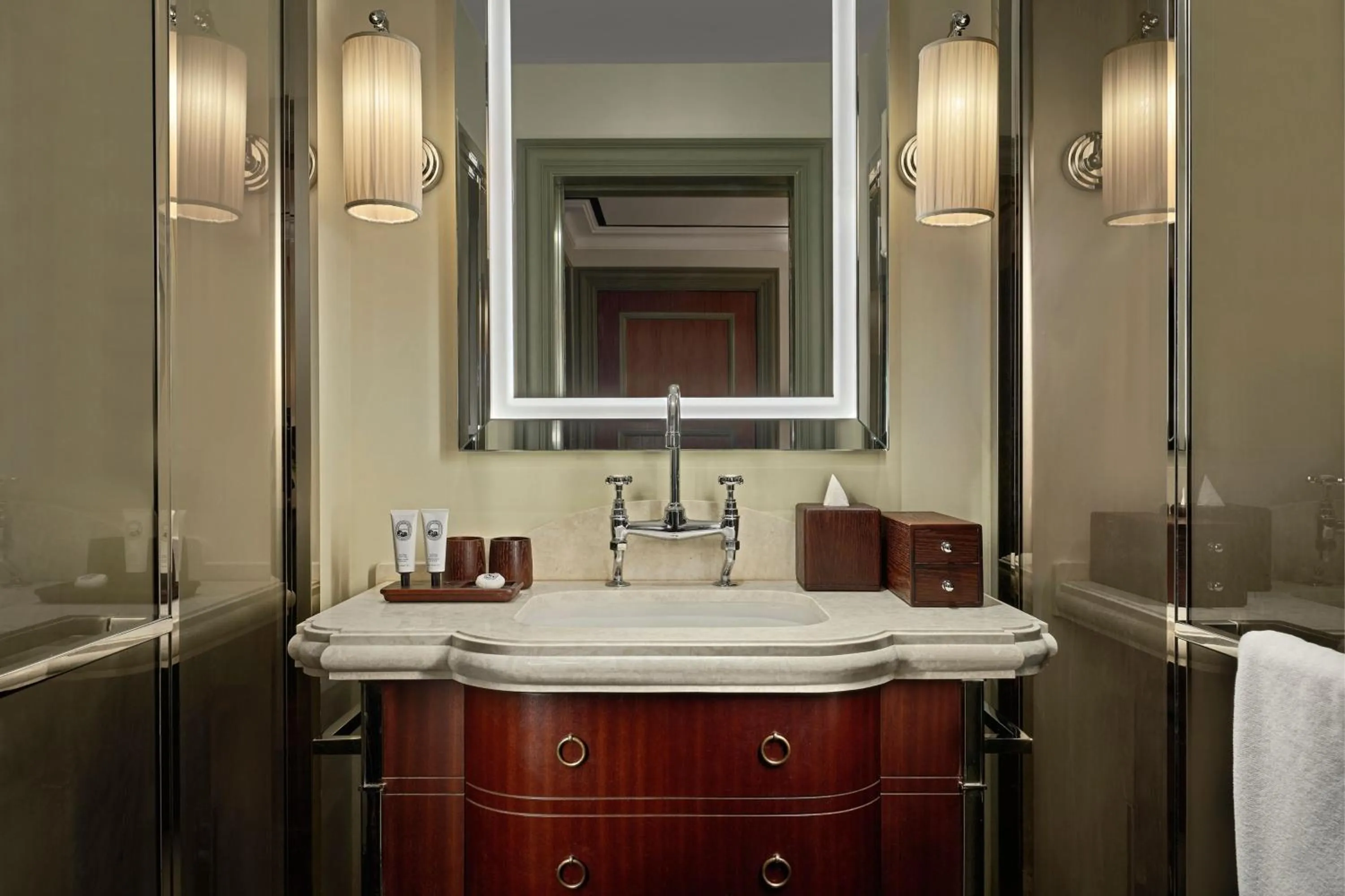 Bathroom in Maxwell Reserve Singapore, Autograph Collection