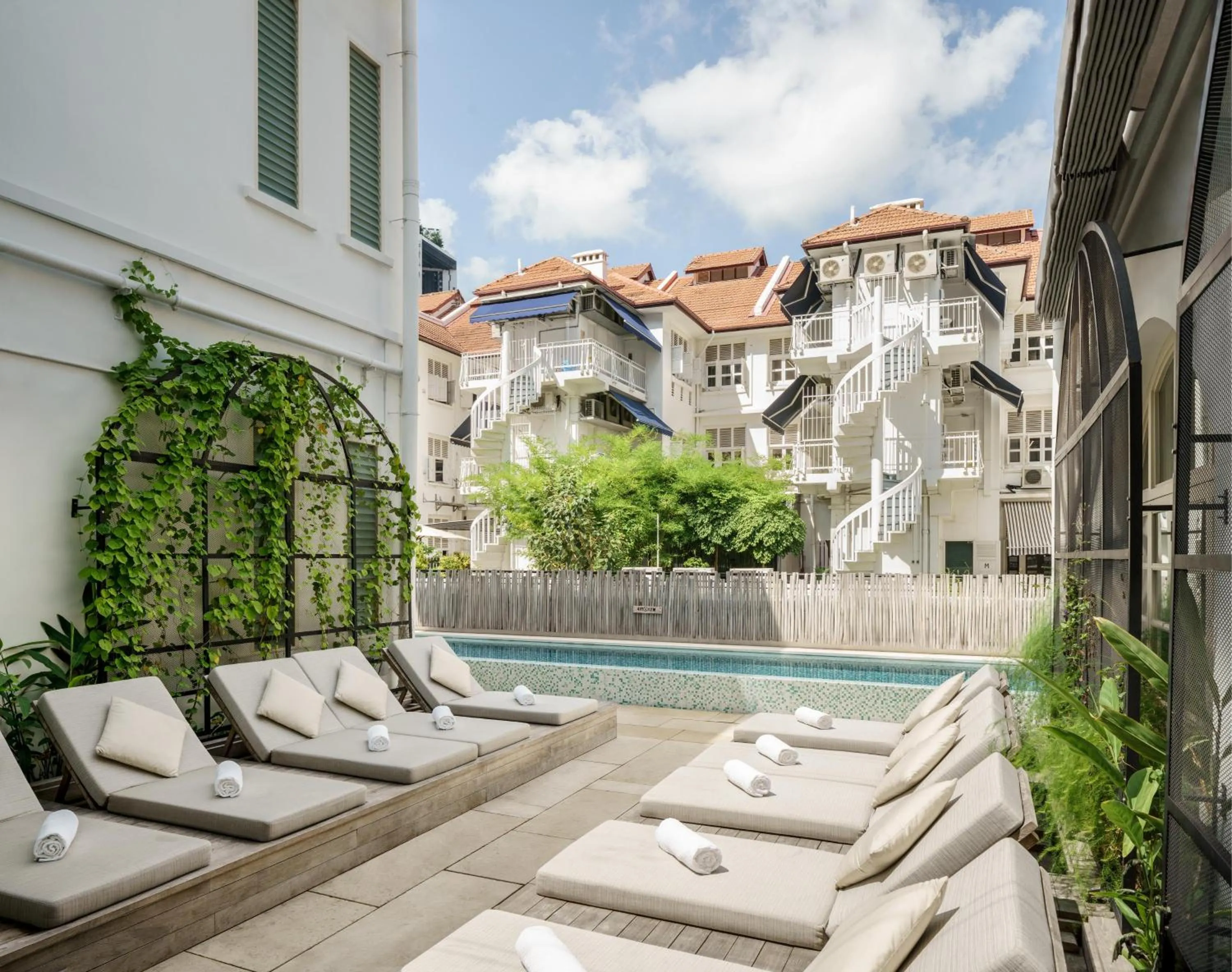Swimming pool in Maxwell Reserve Singapore, Autograph Collection