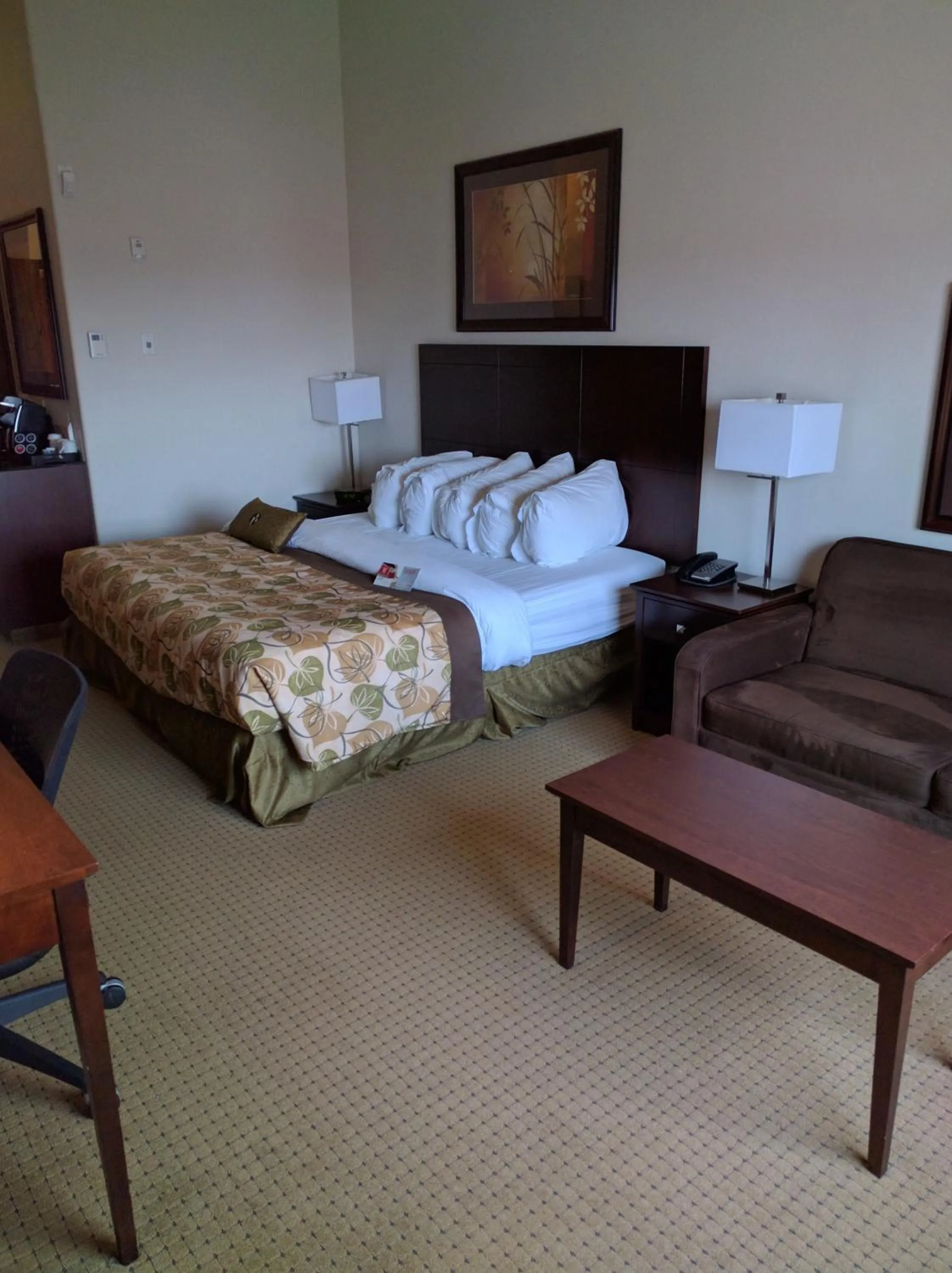 Living room, Bed in Ramada by Wyndham Olds