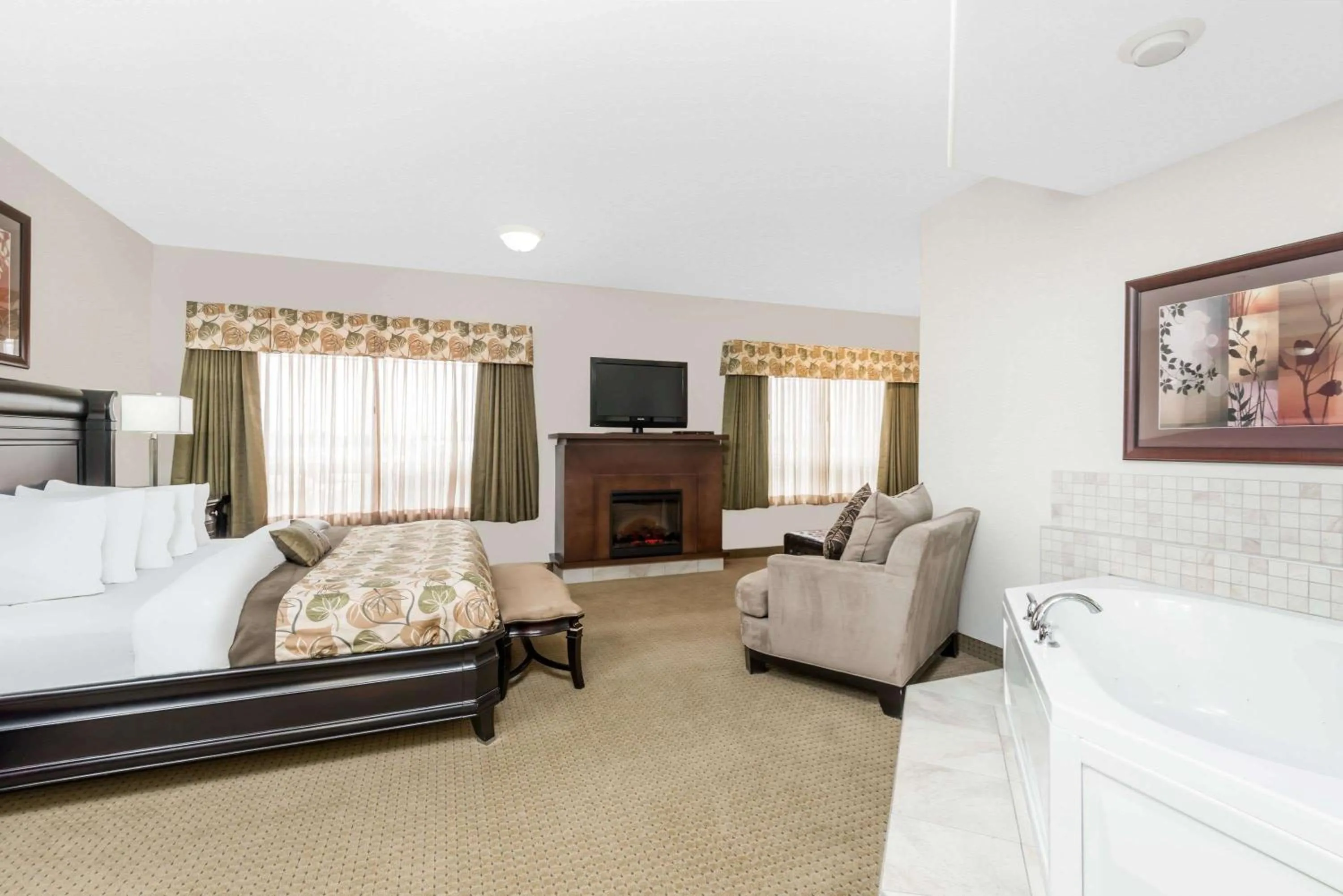 Photo of the whole room, Bed in Ramada by Wyndham Olds