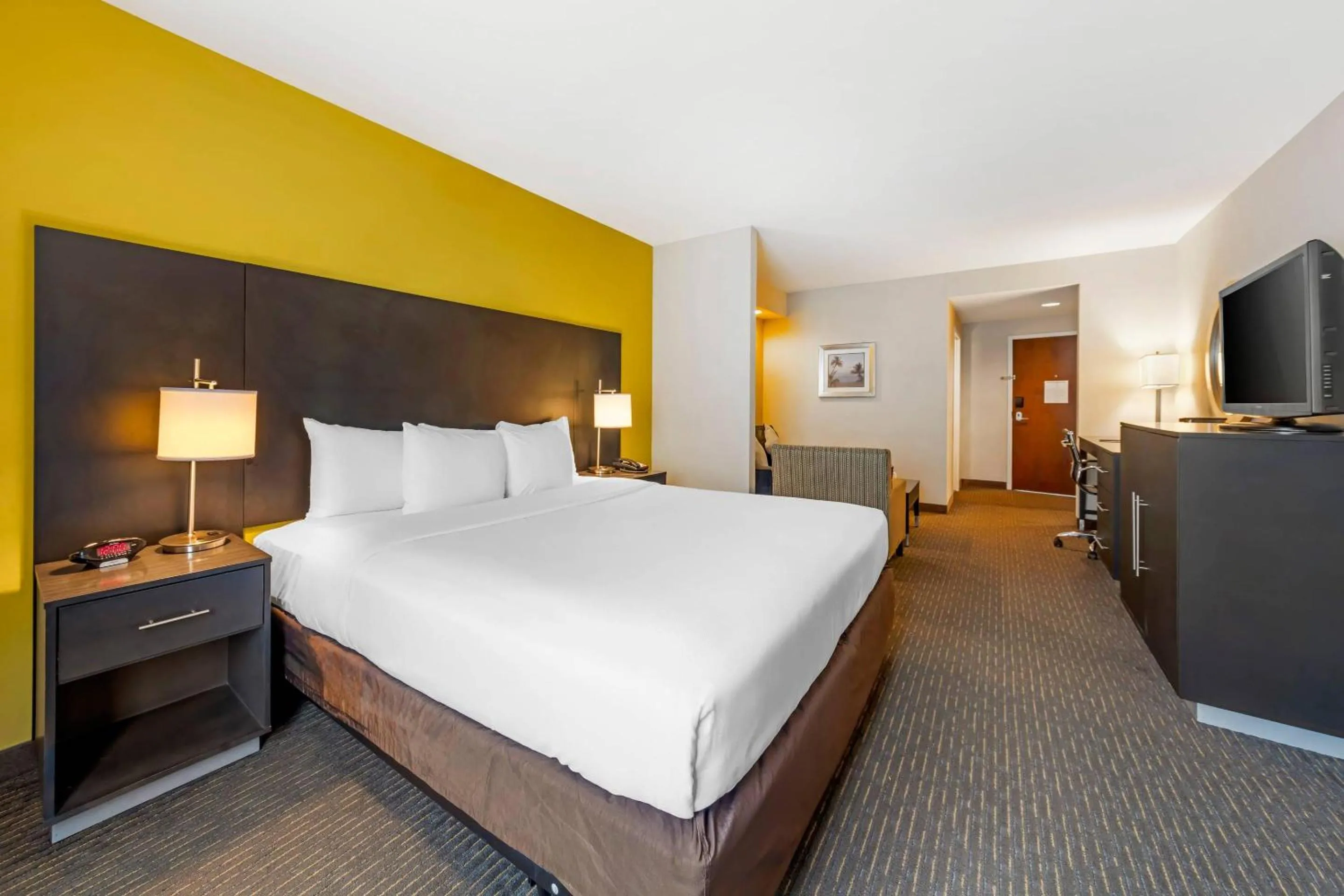 Bedroom, Bed in Comfort Suites Miami Airport North