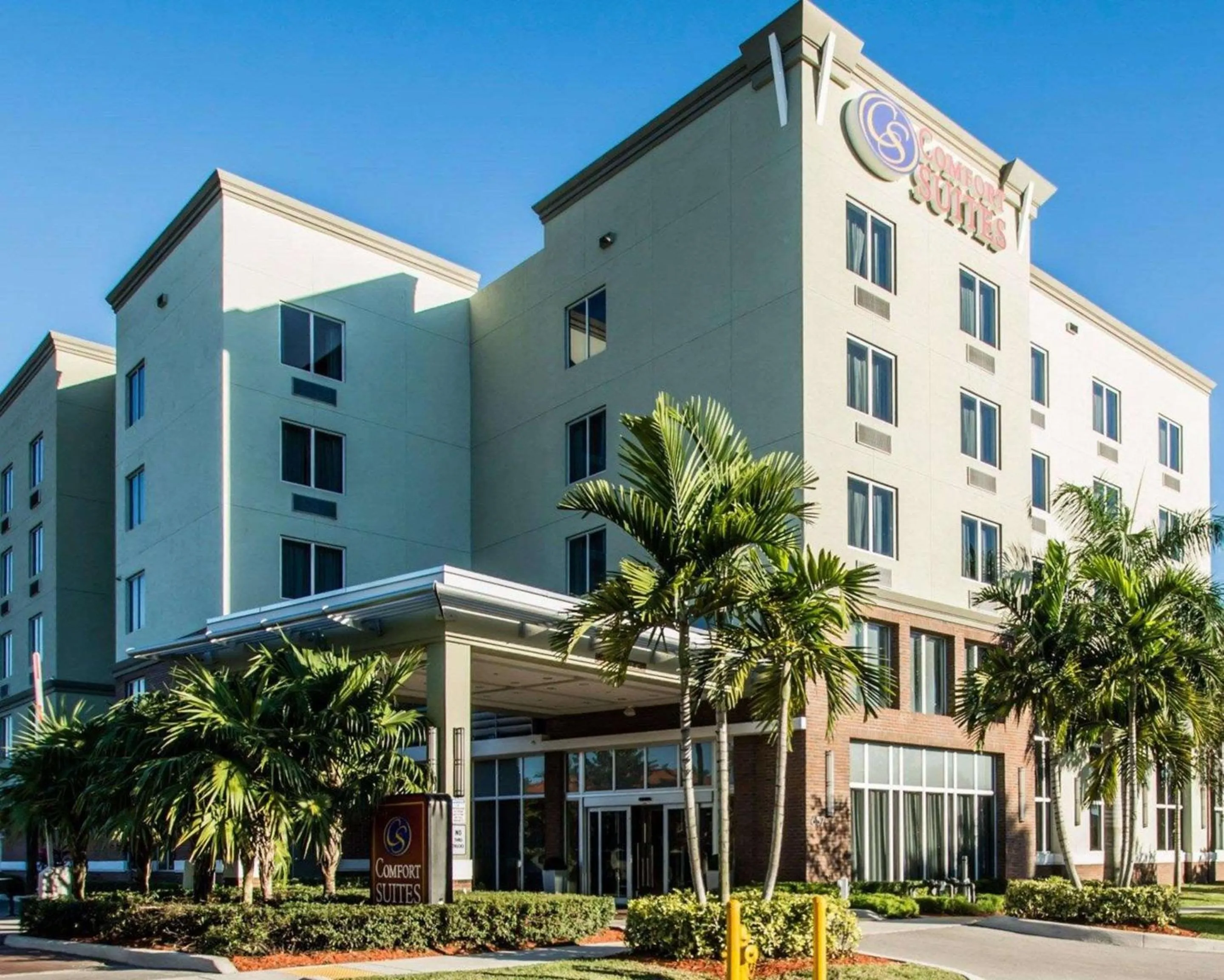 Property building in Comfort Suites Miami Airport North