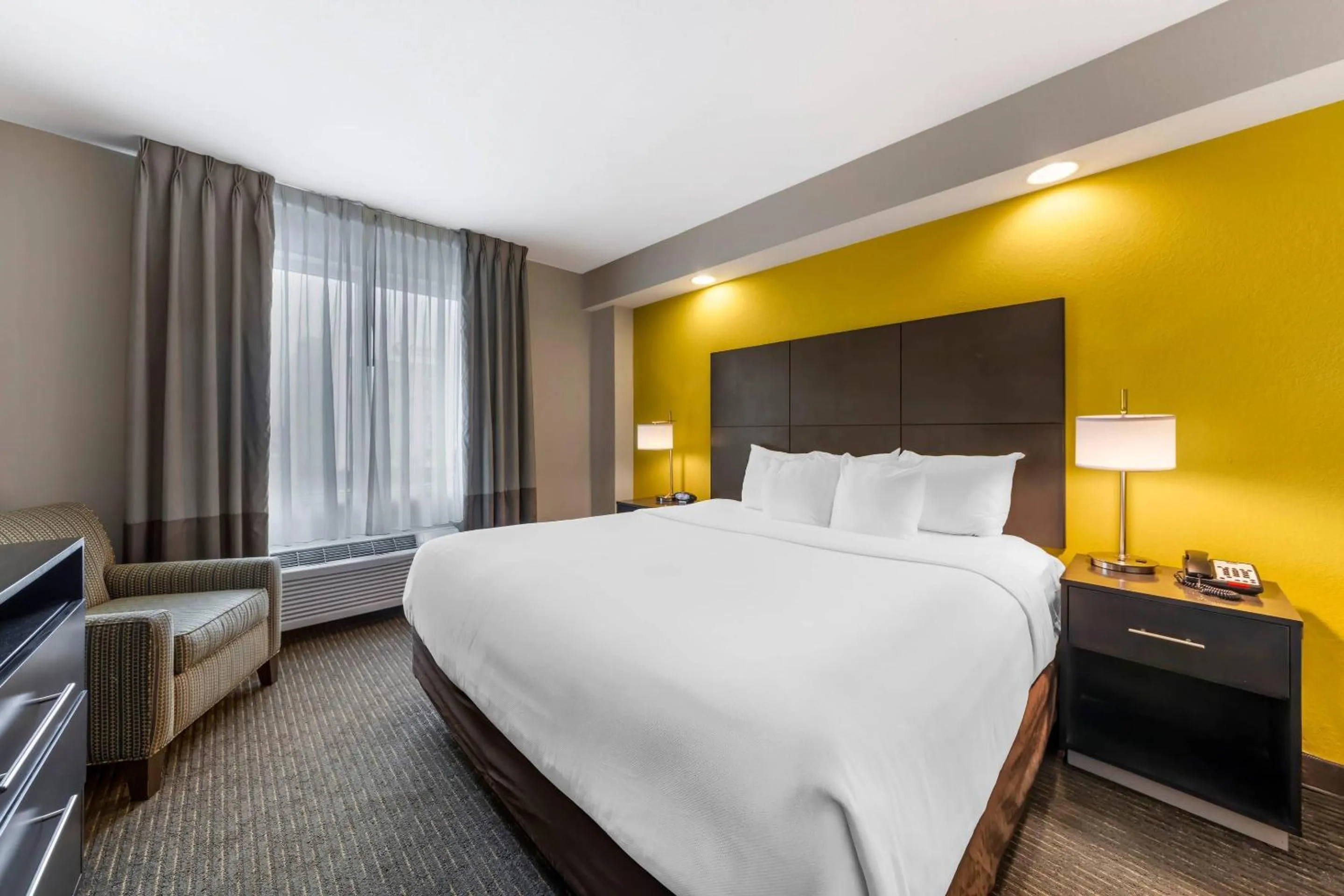 Bedroom, Bed in Comfort Suites Miami Airport North