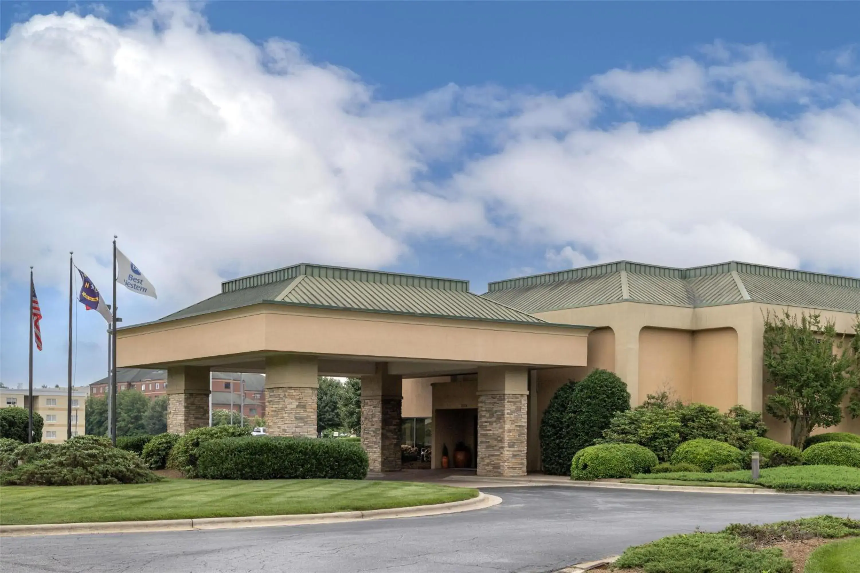 Property building in Best Western Hickory Property building in Best Western Hickory