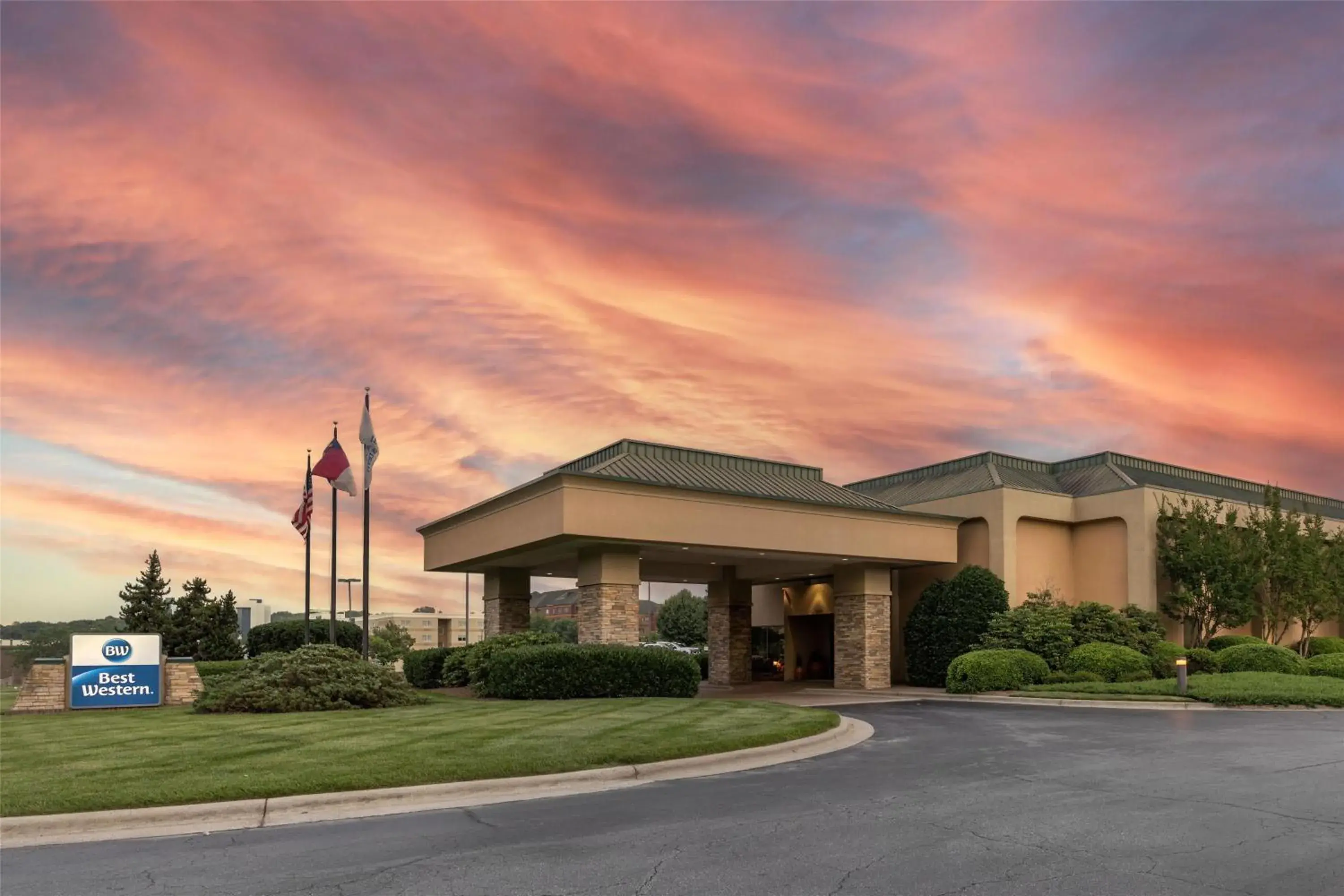 Property building in Best Western Hickory Property building in Best Western Hickory