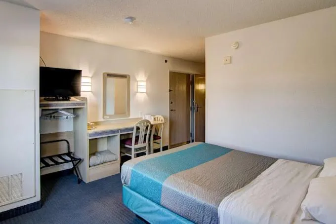 Bed in Econo Lodge Menomonie