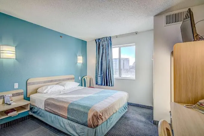 Bed in Econo Lodge Menomonie
