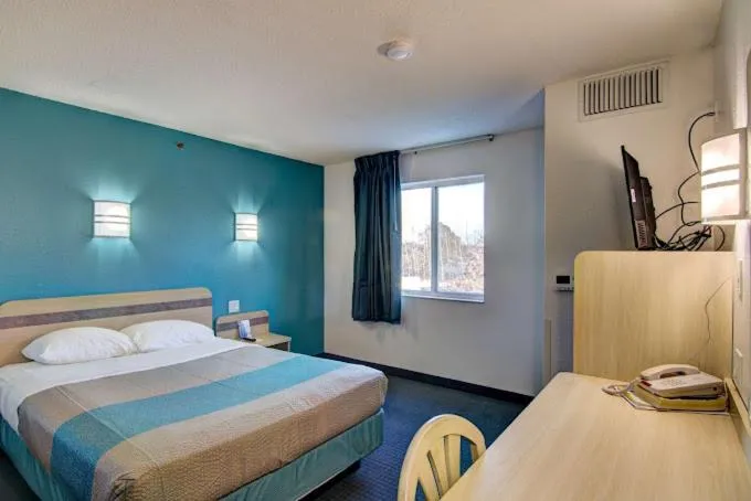 Bed in Econo Lodge Menomonie
