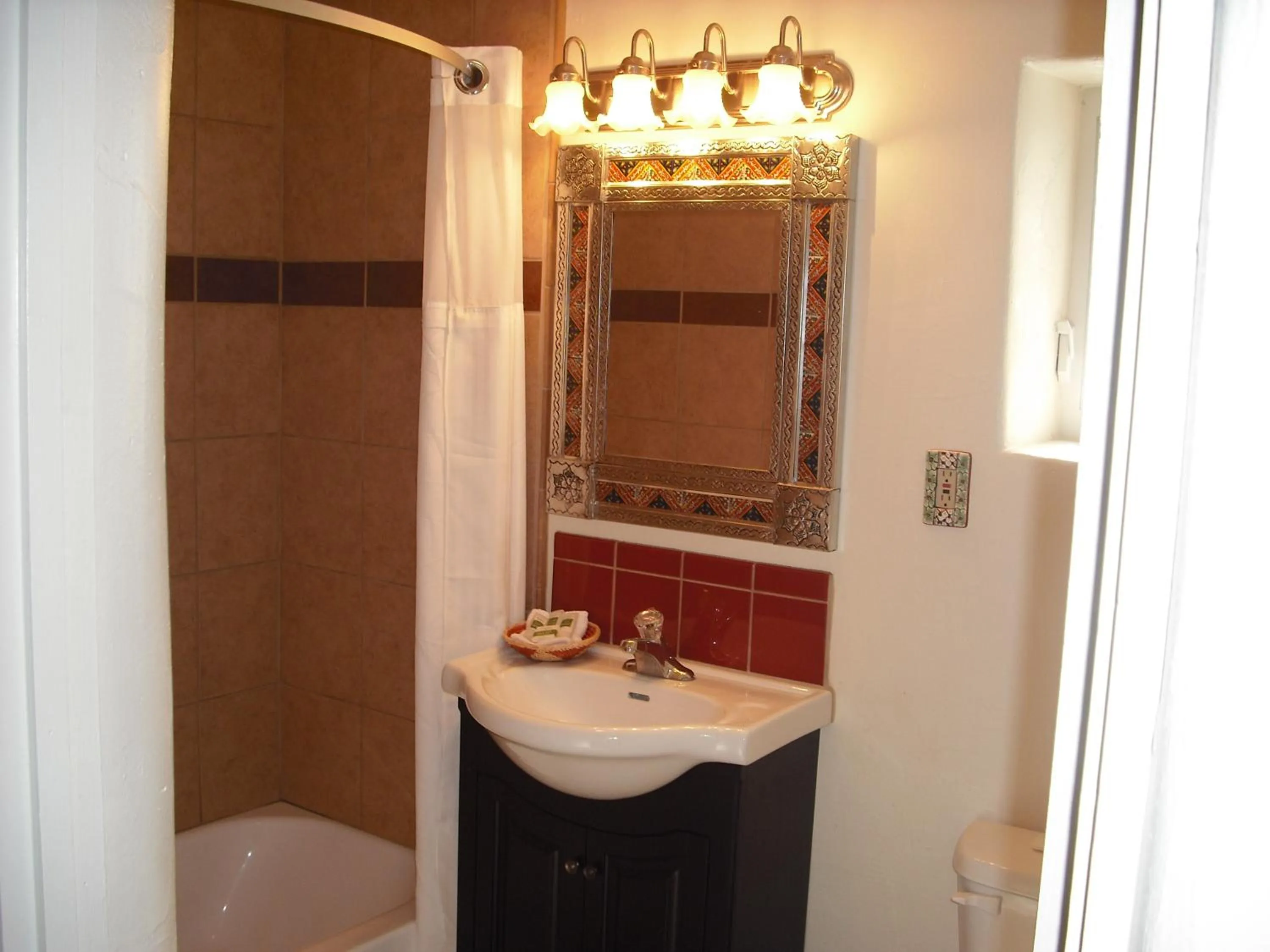 Bathroom in El Pueblo Lodge