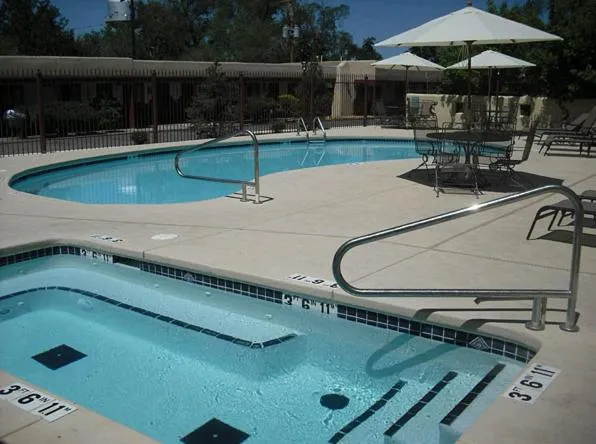 Swimming pool in El Pueblo Lodge