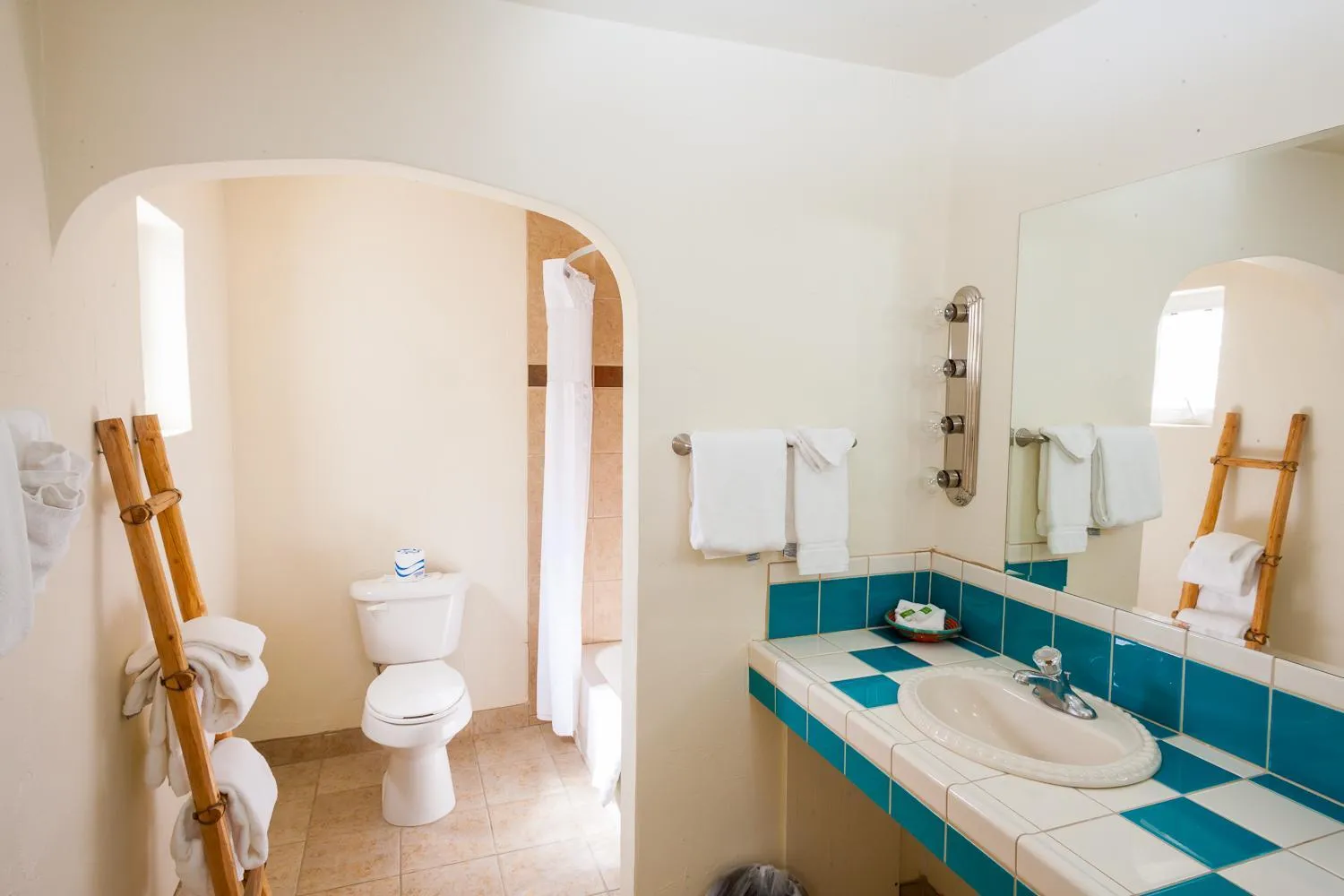 Bathroom in El Pueblo Lodge