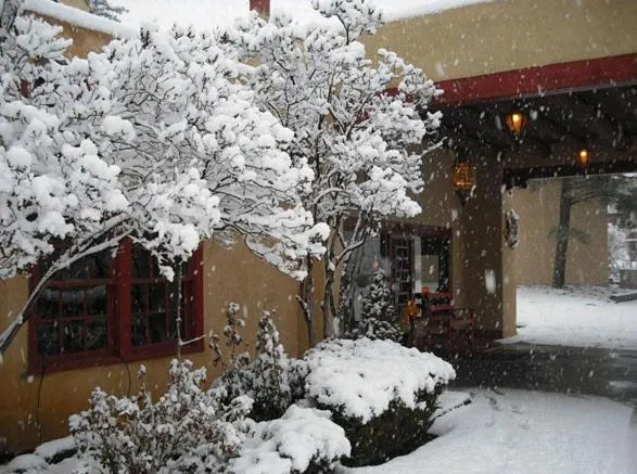 Facade/entrance in El Pueblo Lodge