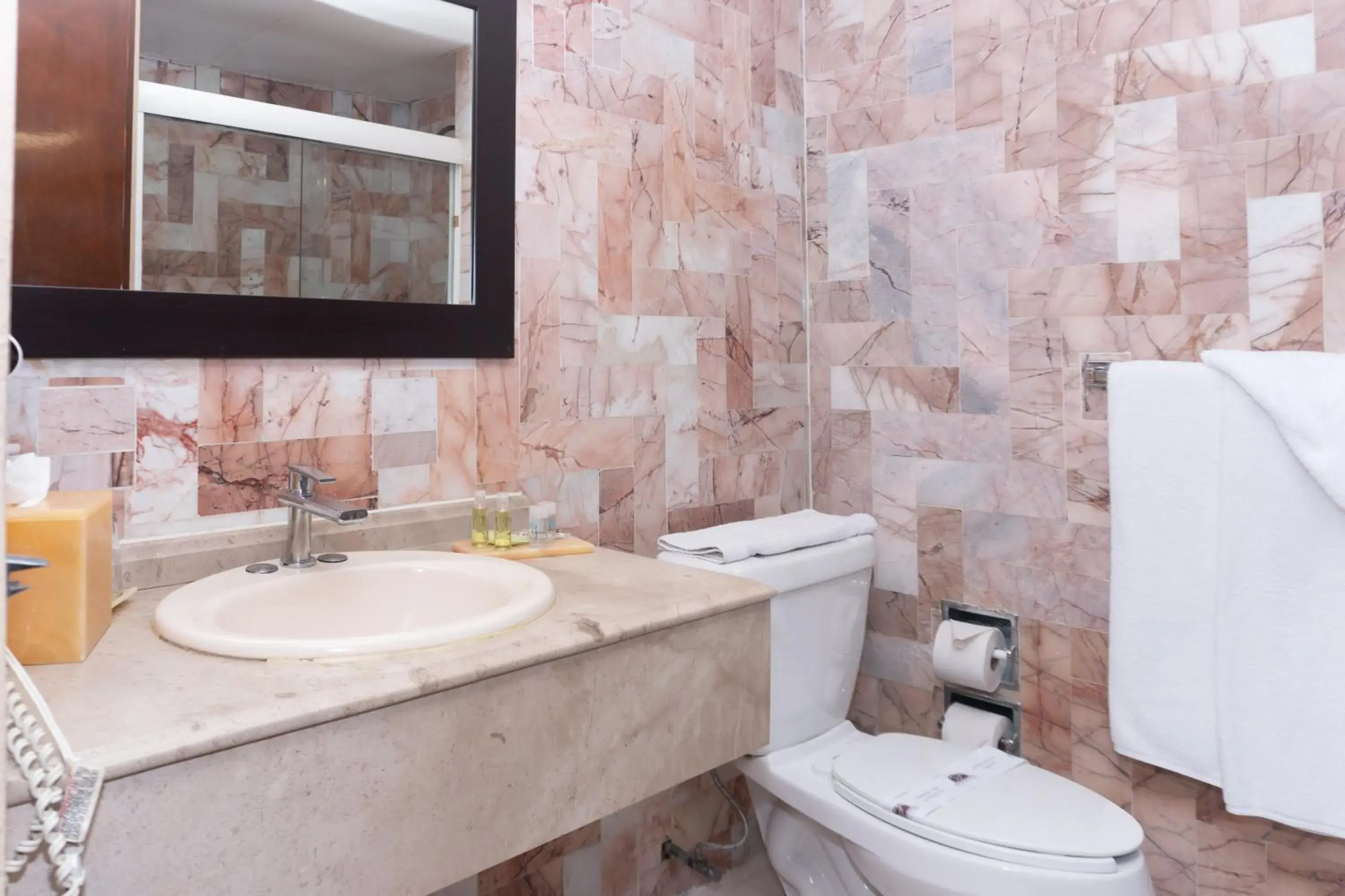 Bathroom in Hotel Victoria Poza Rica by Brahma Bathroom in Hotel Victoria Poza Rica by Brahma