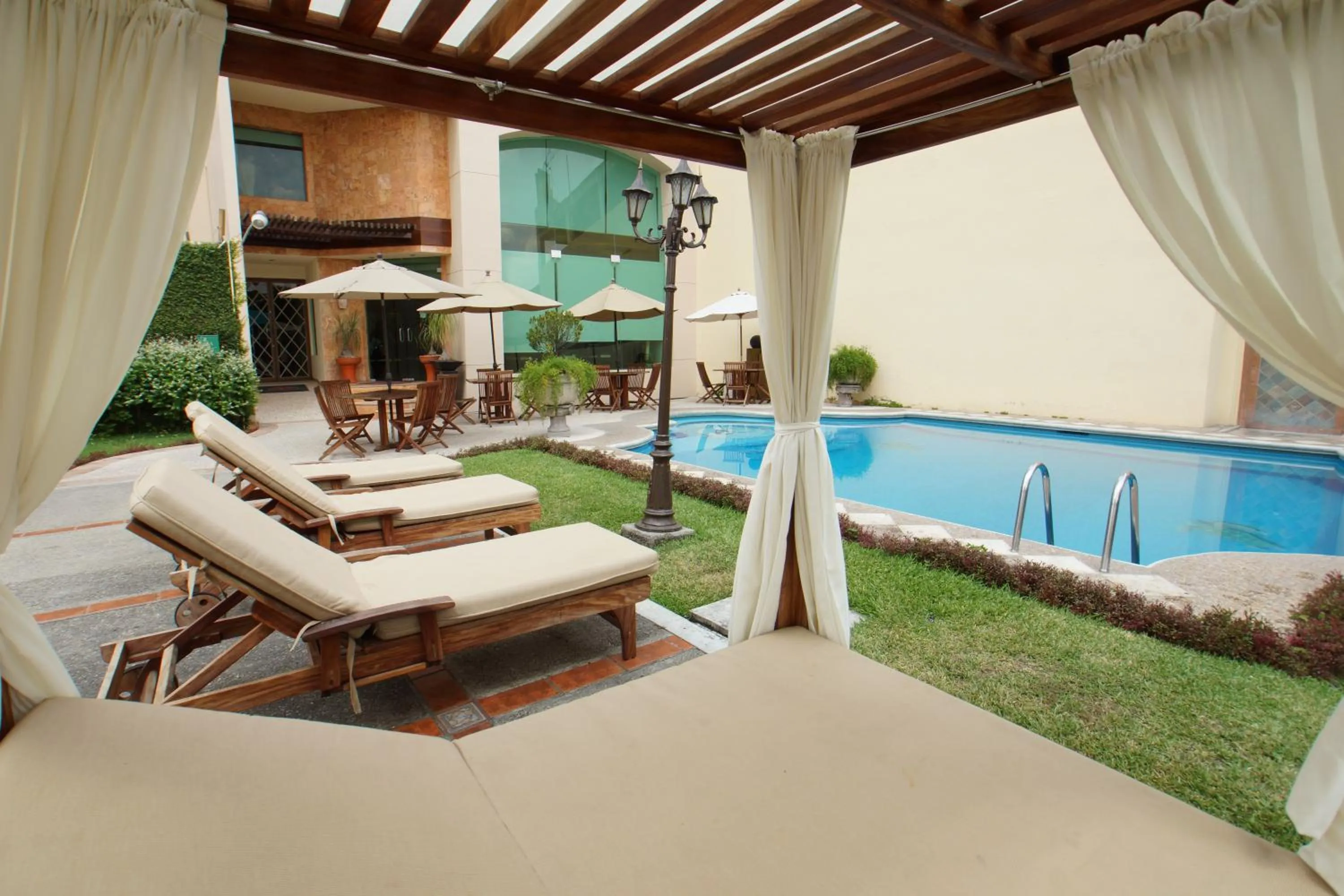 Swimming pool in Hotel Victoria Poza Rica by Brahma