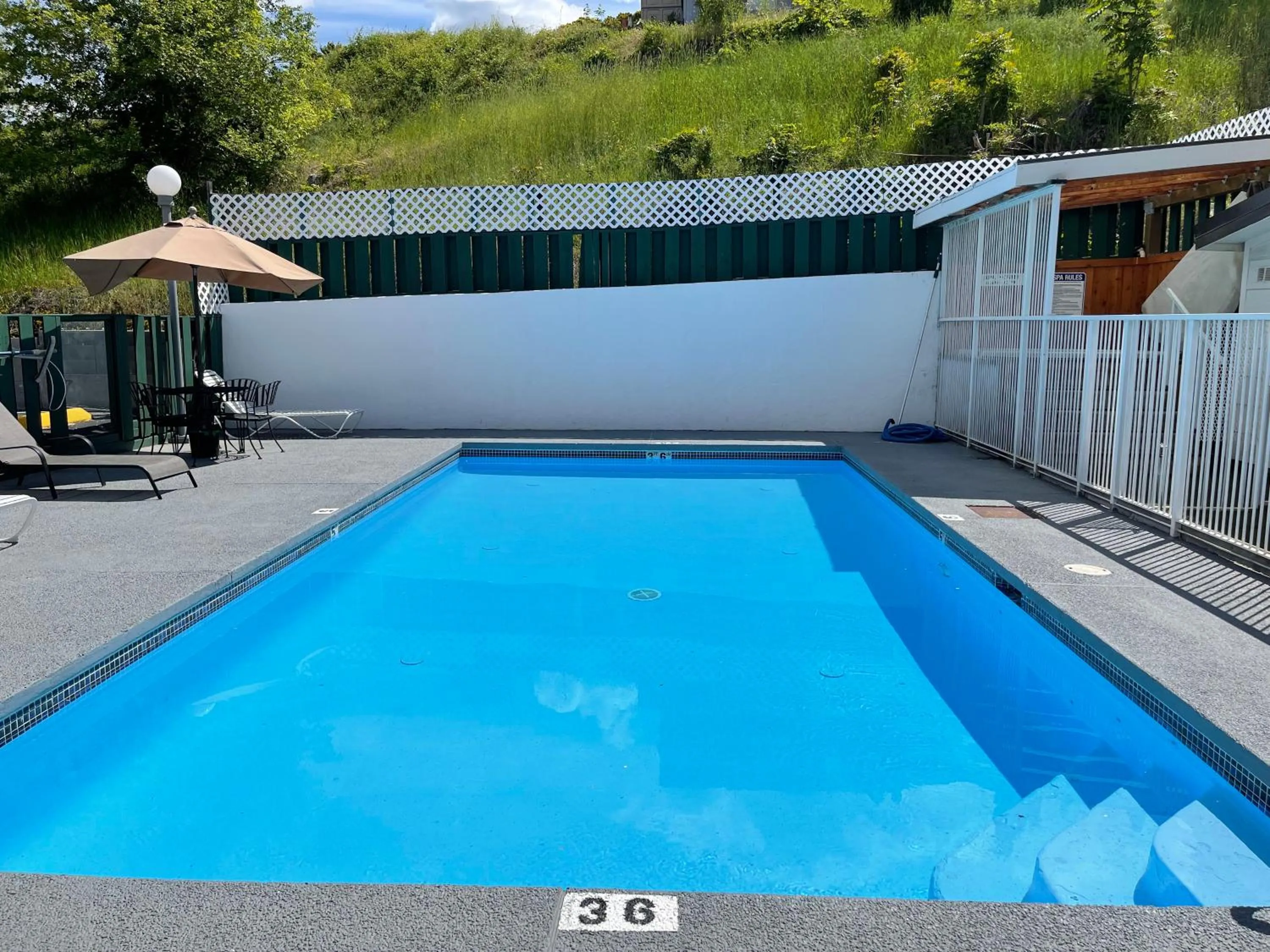 Swimming pool in Apple Inn Motel