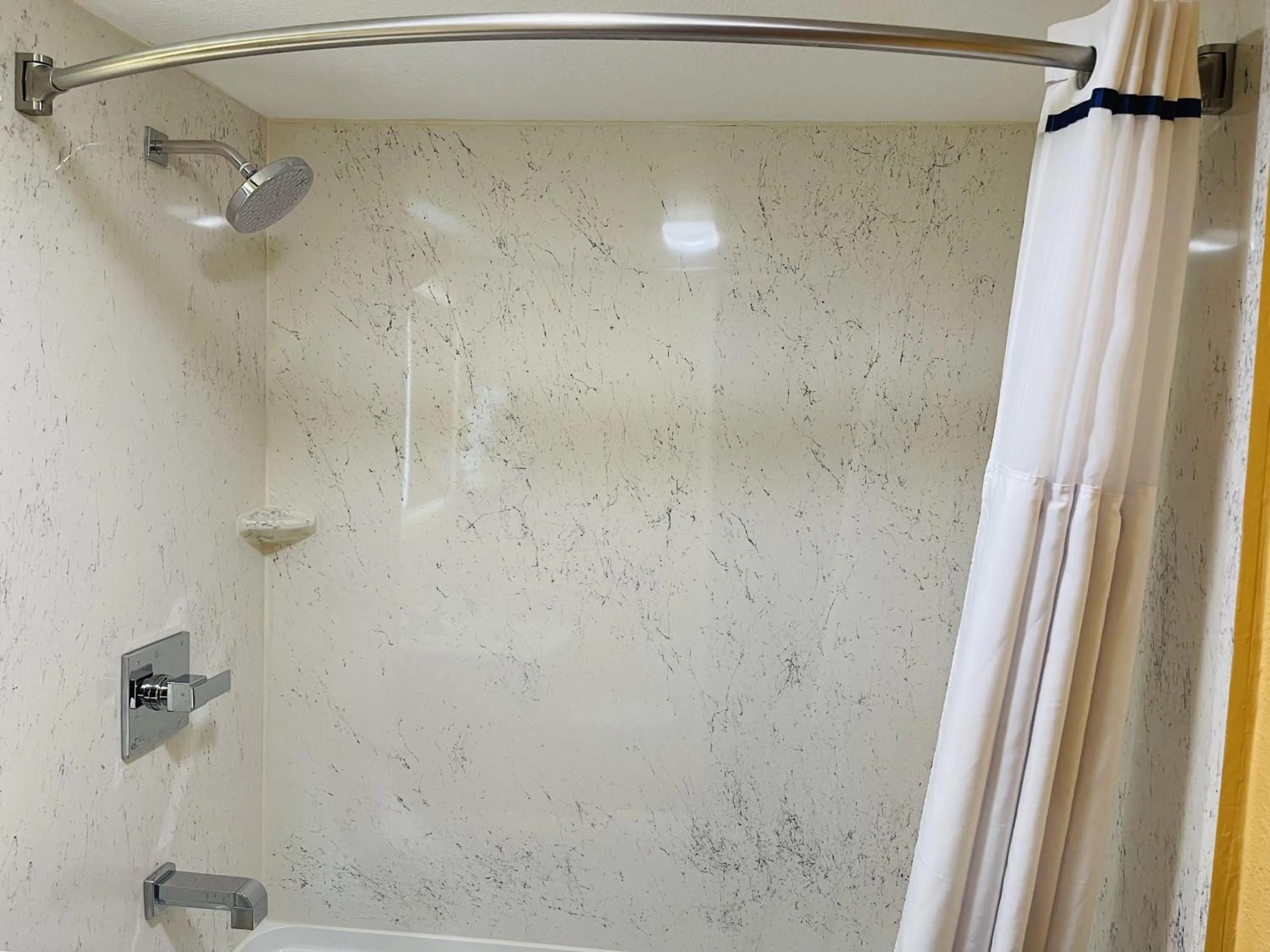 Bath in Apple Inn Motel