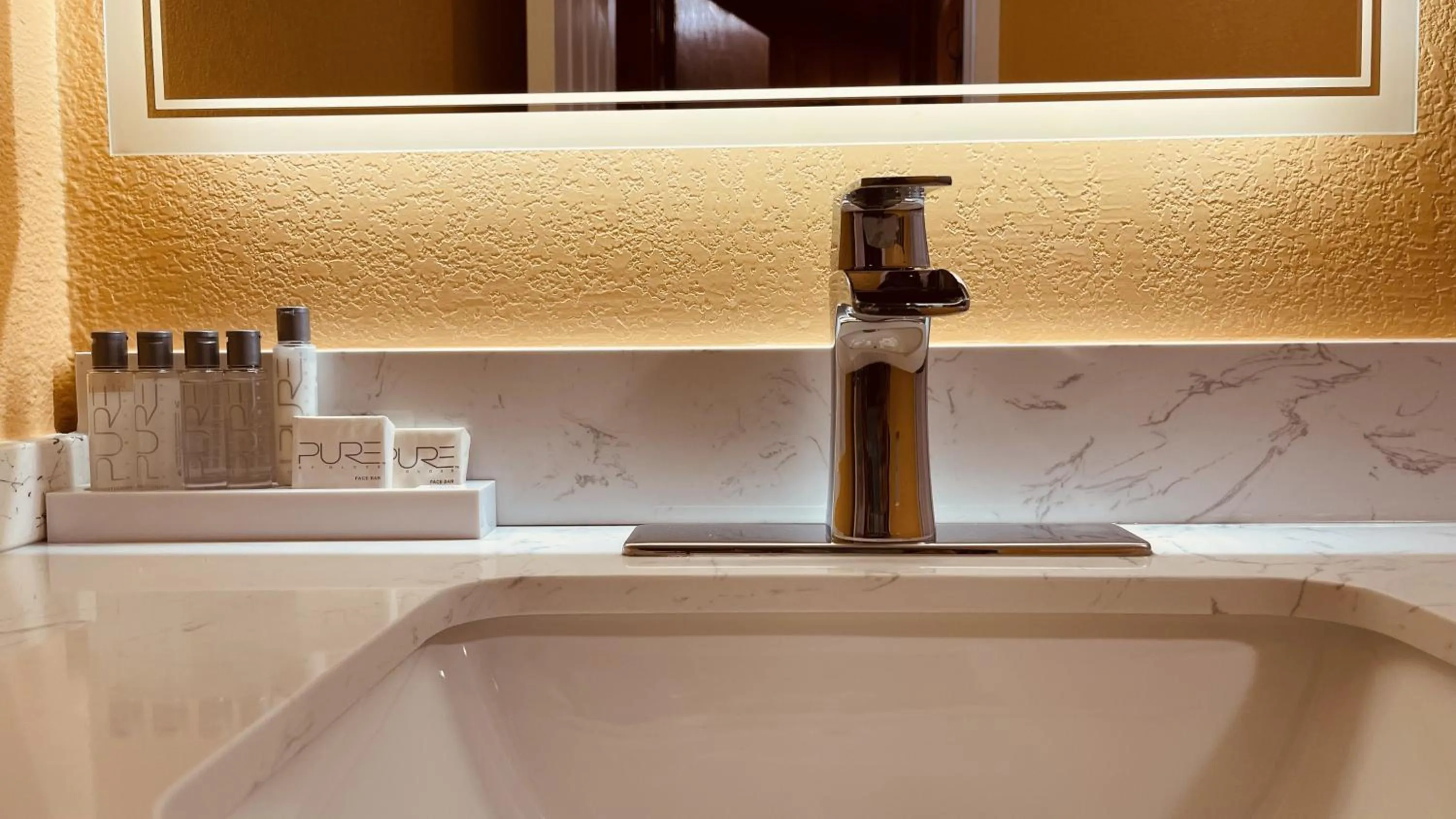 Bathroom in Apple Inn Motel