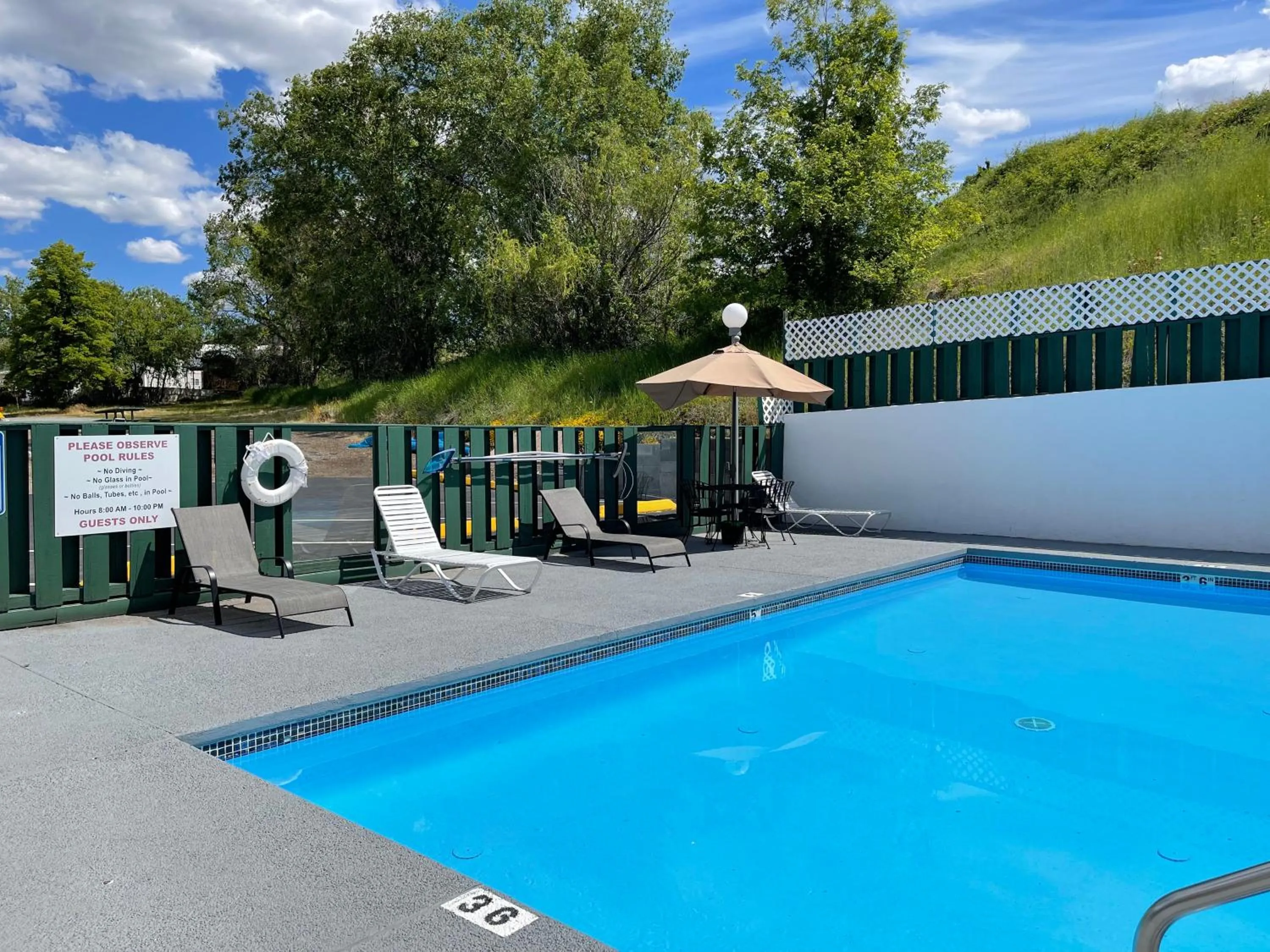 Swimming pool in Apple Inn Motel