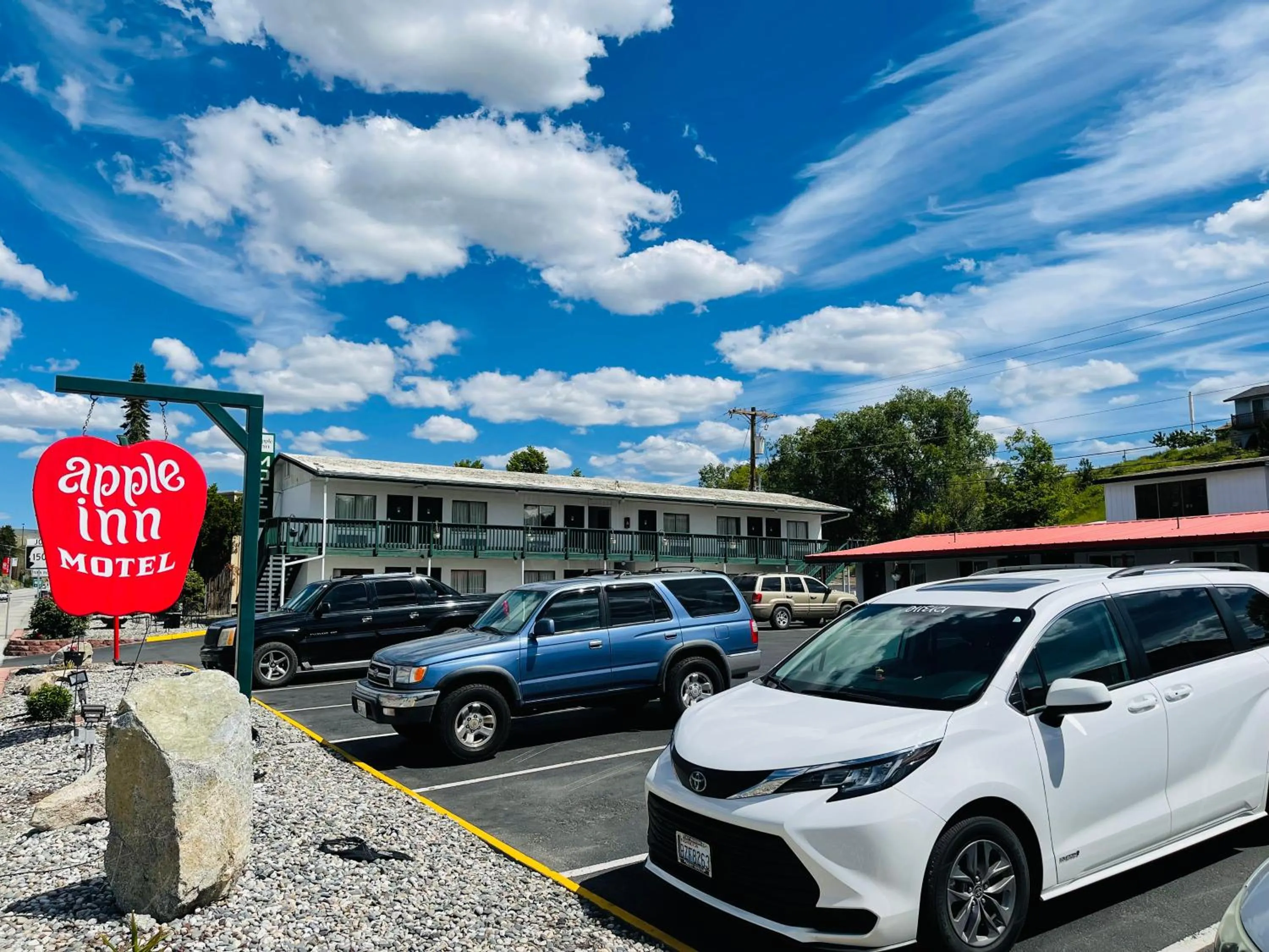 Property building in Apple Inn Motel