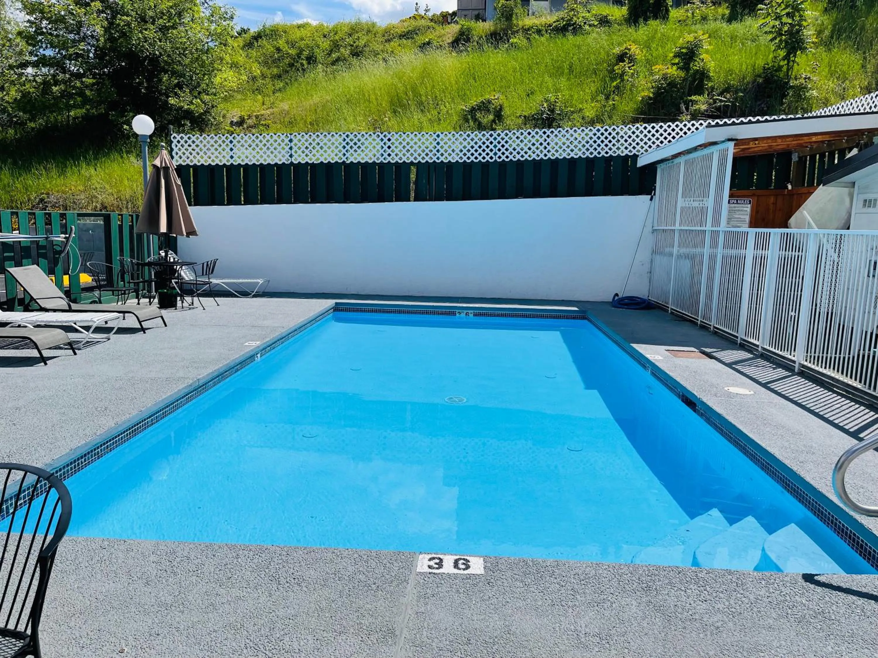 Swimming pool in Apple Inn Motel