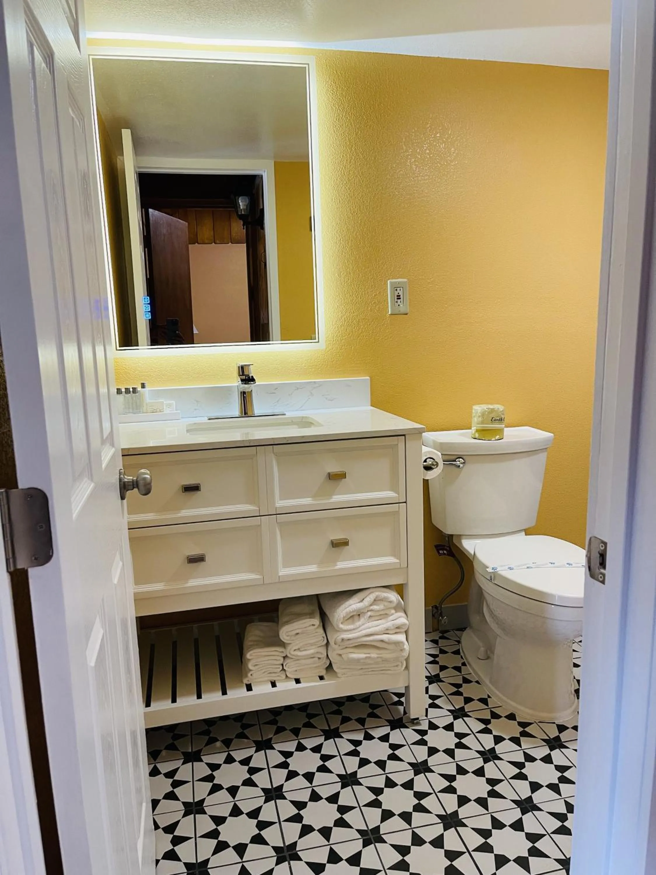 Bathroom in Apple Inn Motel