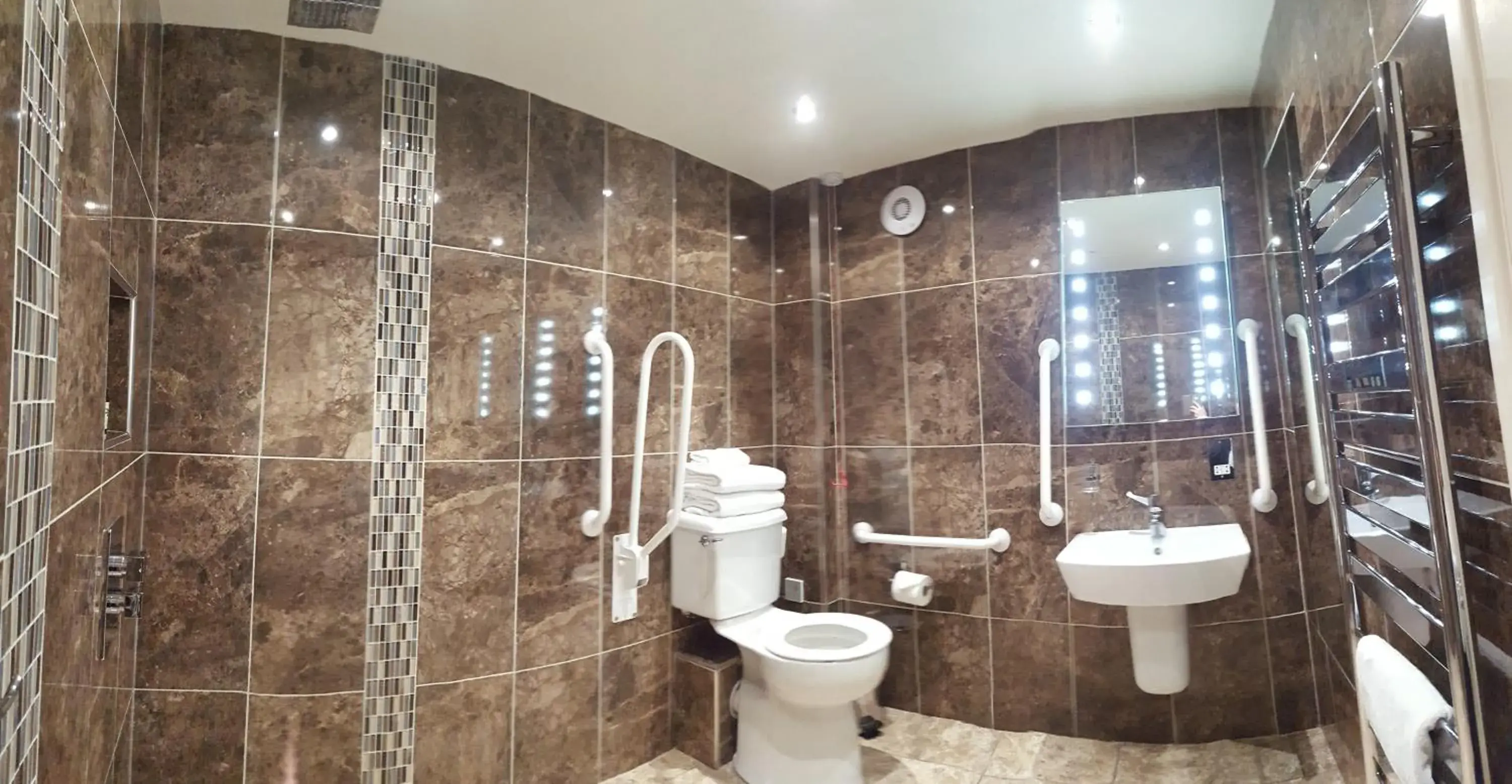 Bathroom in The White Hart Bathroom in The White Hart