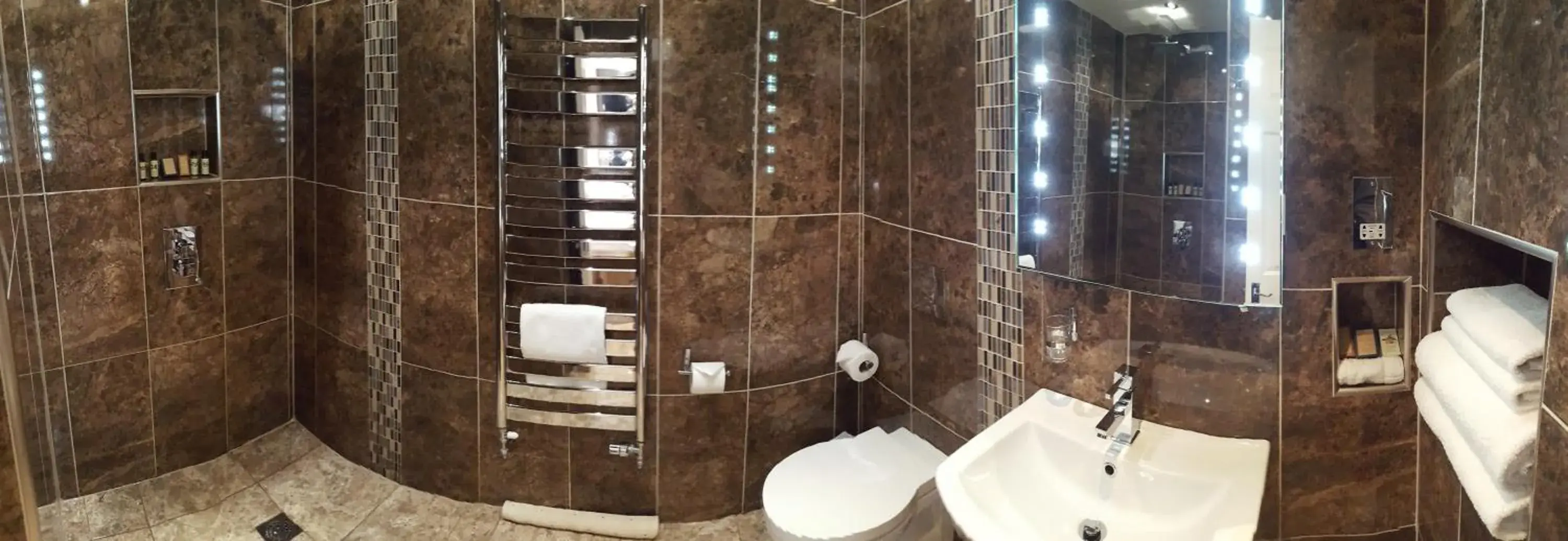 Bathroom in The White Hart Bathroom in The White Hart