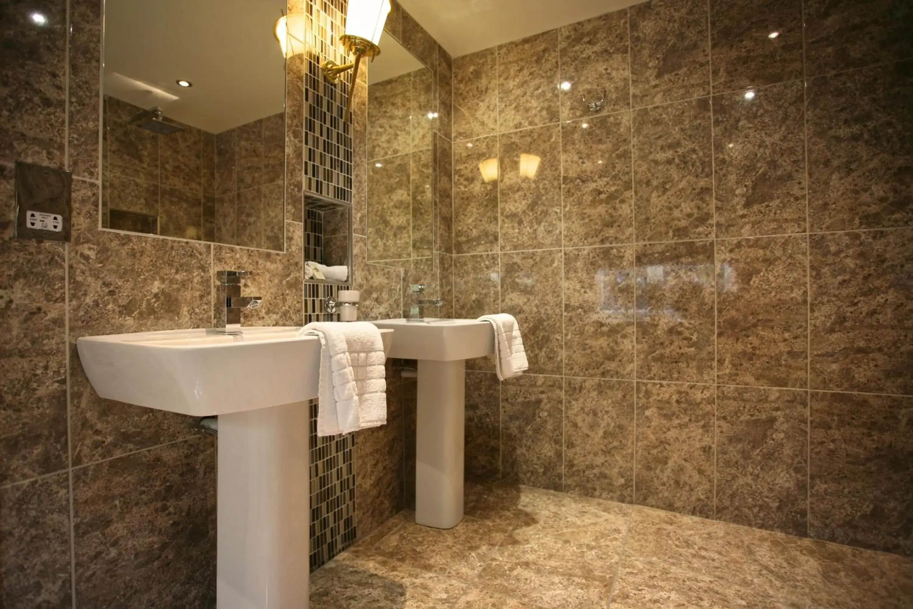 Deluxe King Suite in The White Hart Deluxe King Suite in The White Hart