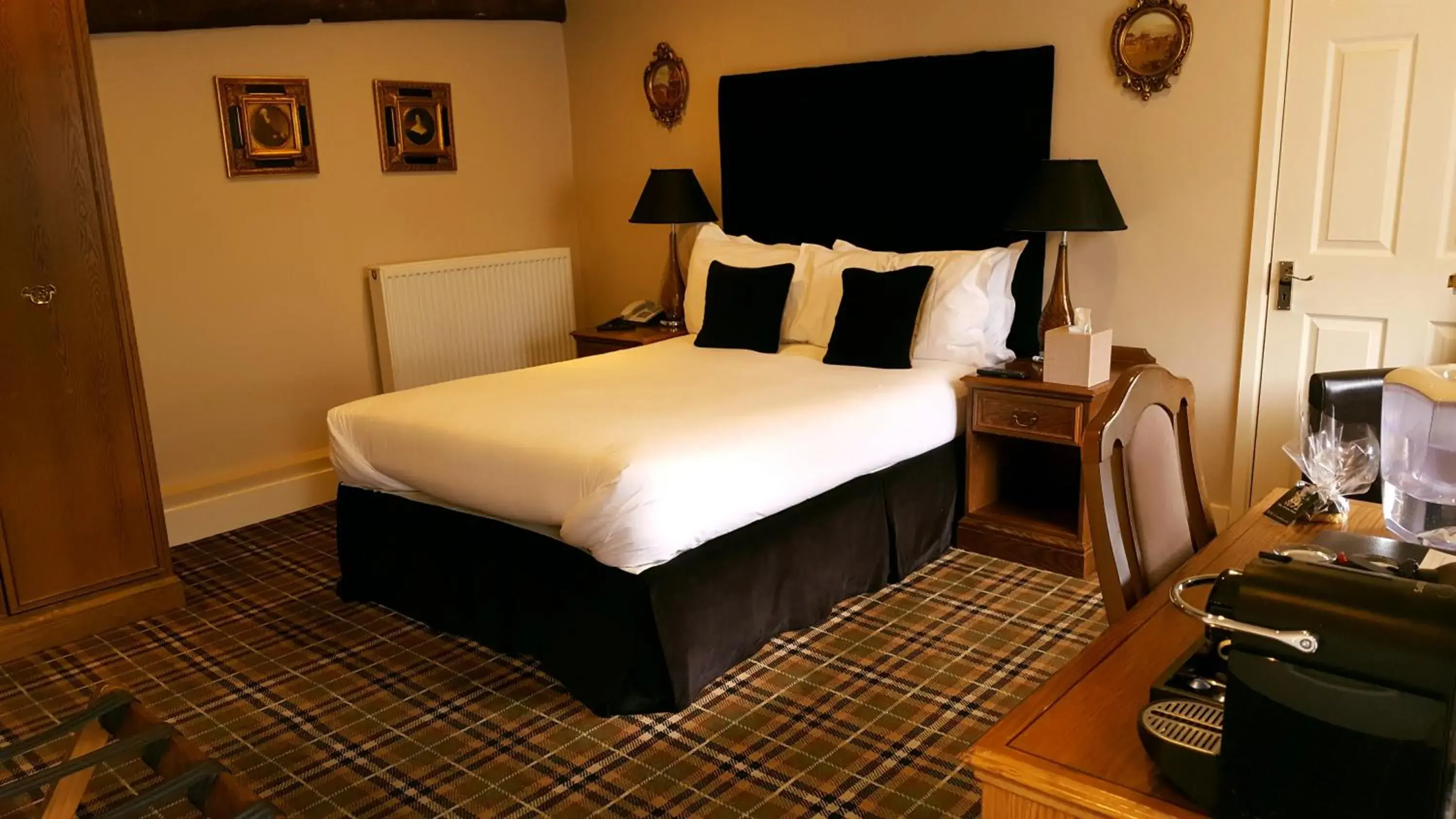 Bedroom, Bed in The White Hart Bedroom, Bed in The White Hart