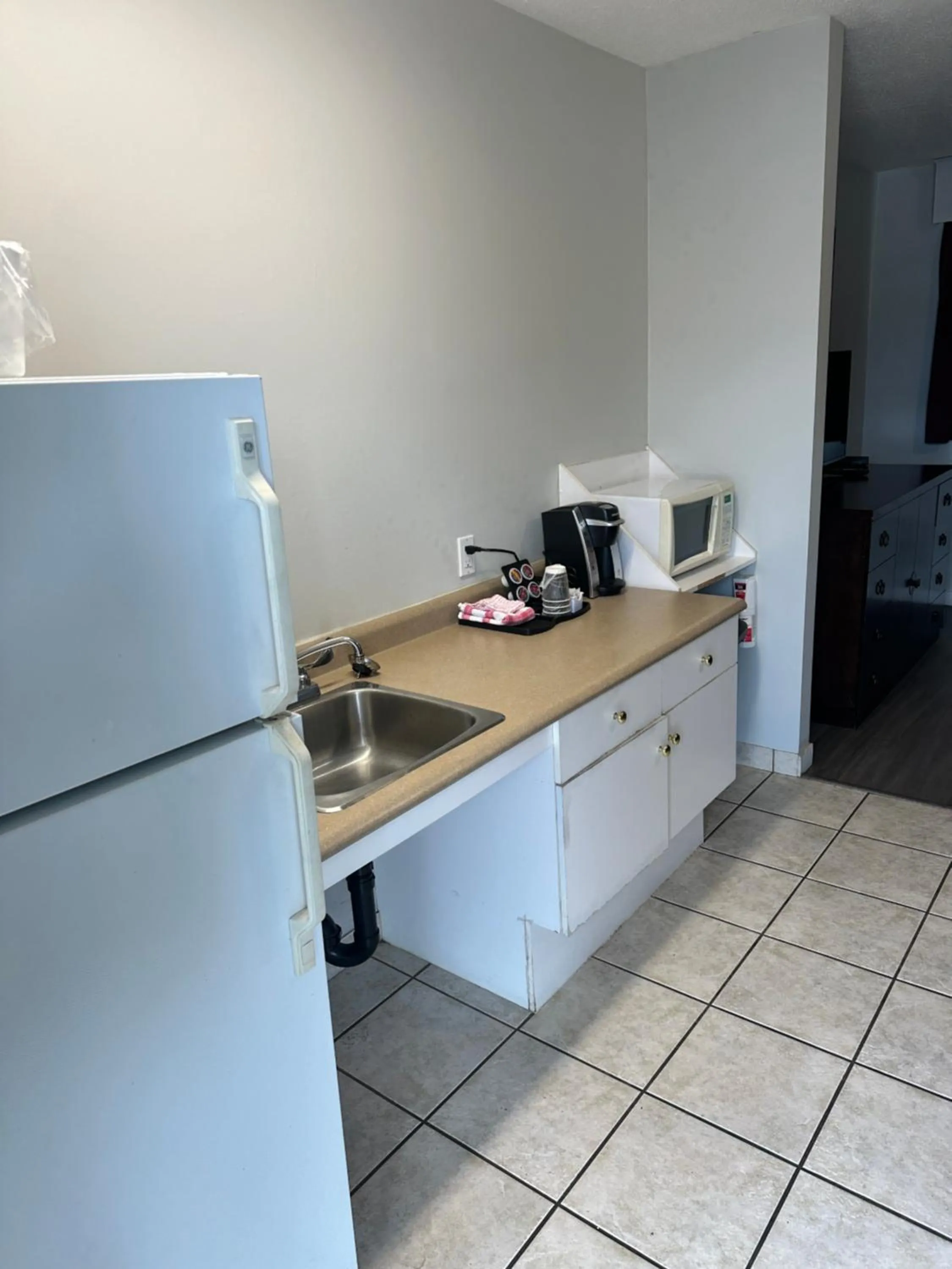 Kitchen or kitchenette in Travelodge by Wyndham Langley
