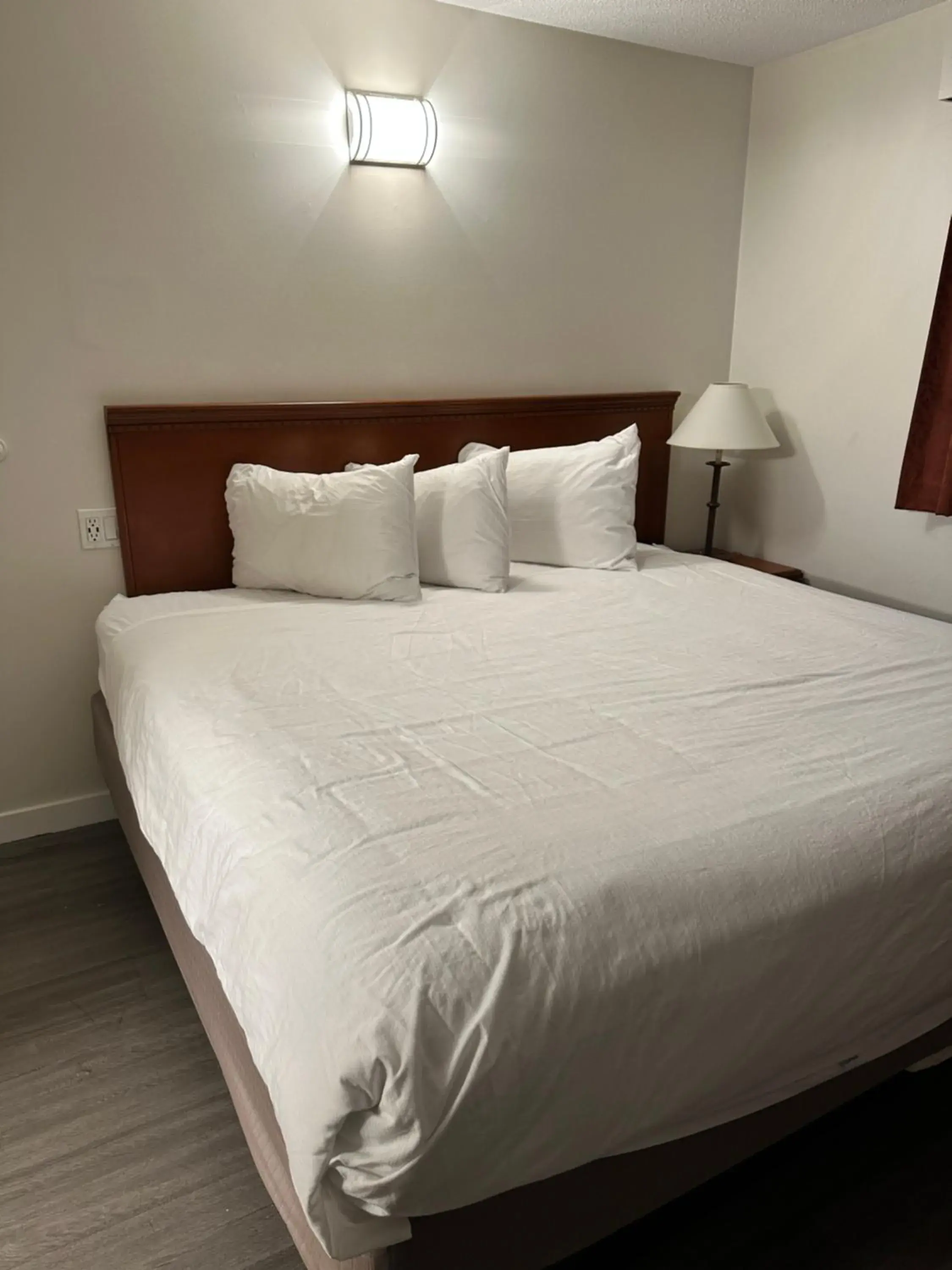 Queen Room - Non-Smoking in Travelodge by Wyndham Langley Queen Room - Non-Smoking in Travelodge by Wyndham Langley