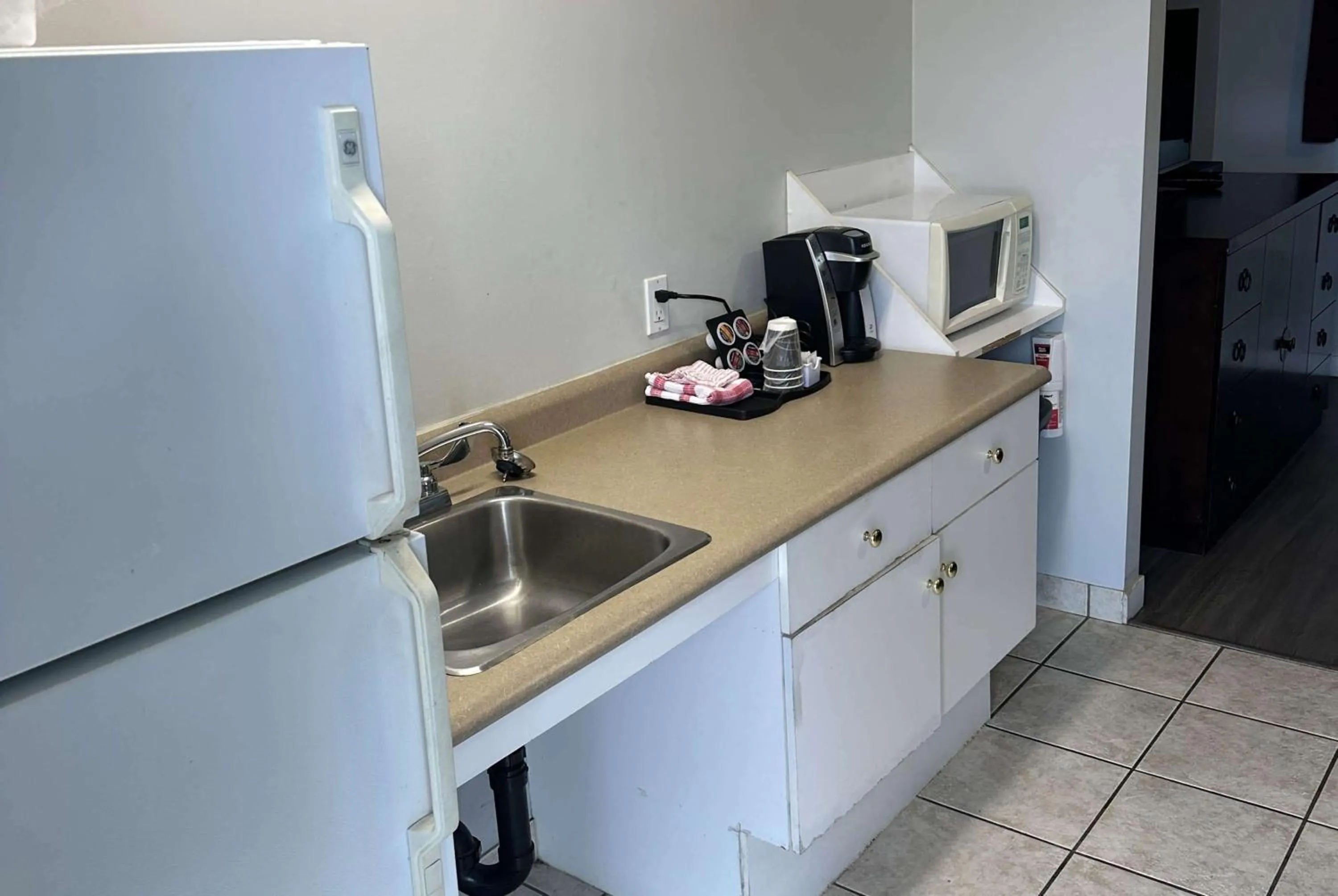 Photo of the whole room in Travelodge by Wyndham Langley