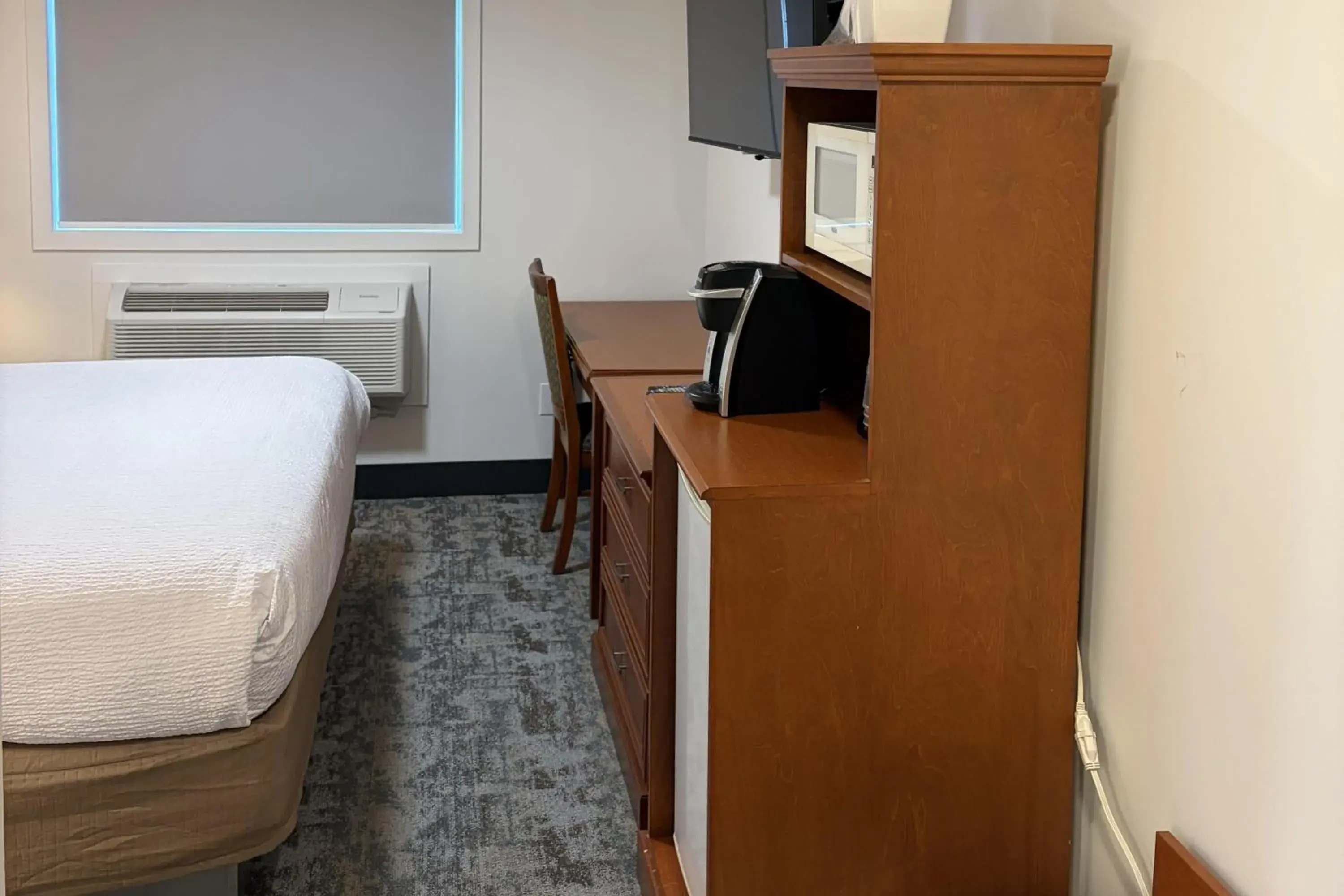 Photo of the whole room, Bed in Travelodge by Wyndham Langley Photo of the whole room, Bed in Travelodge by Wyndham Langley